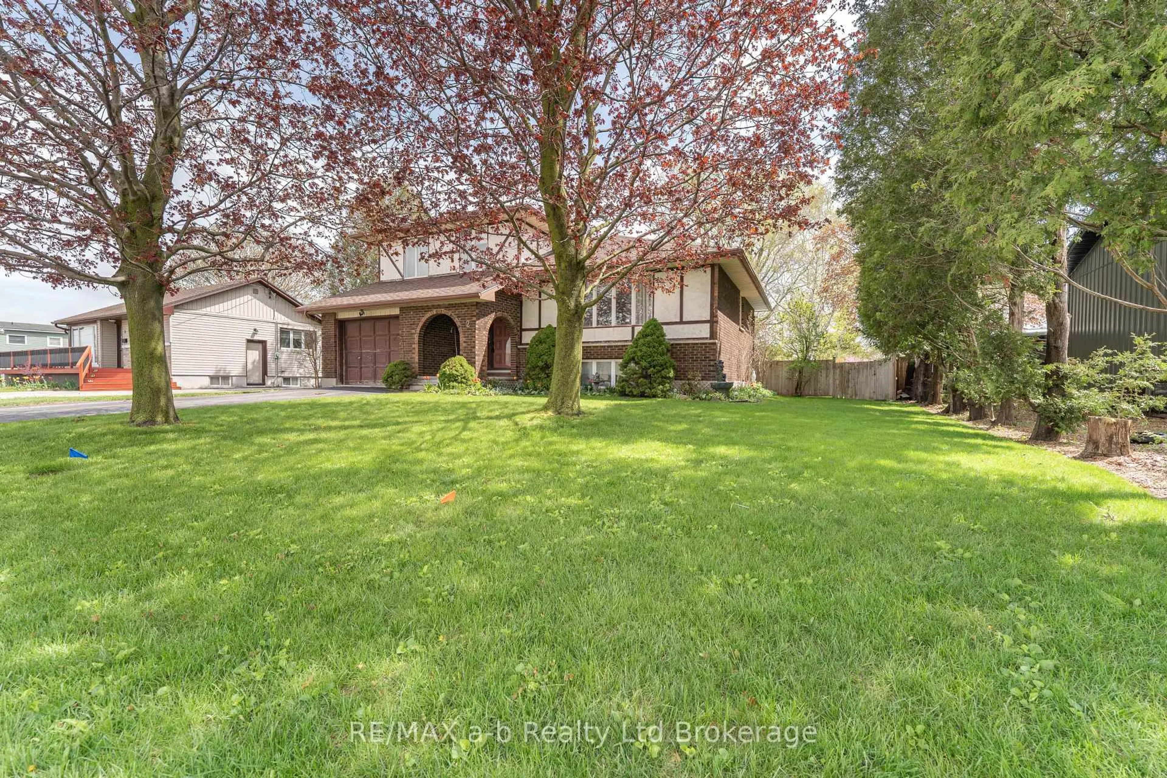 A pic from outside/outdoor area/front of a property/back of a property/a pic from drone, street for 2 Cranberry Rd, Tillsonburg Ontario N4G 4Y9