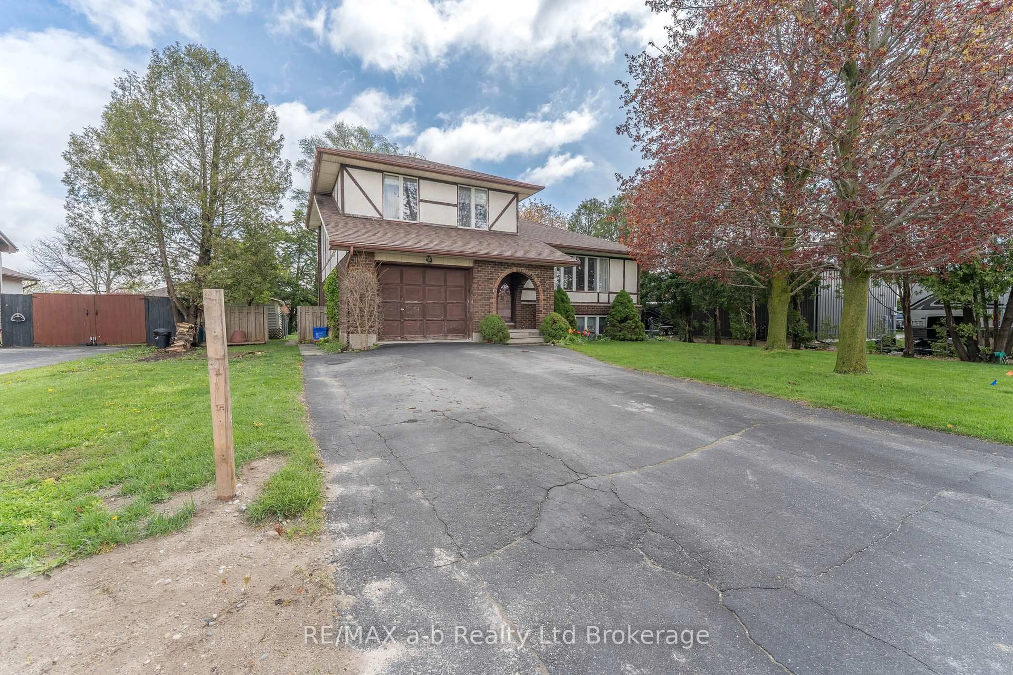 A pic from outside/outdoor area/front of a property/back of a property/a pic from drone, street for 2 Cranberry Rd, Tillsonburg Ontario N4G 4Y9