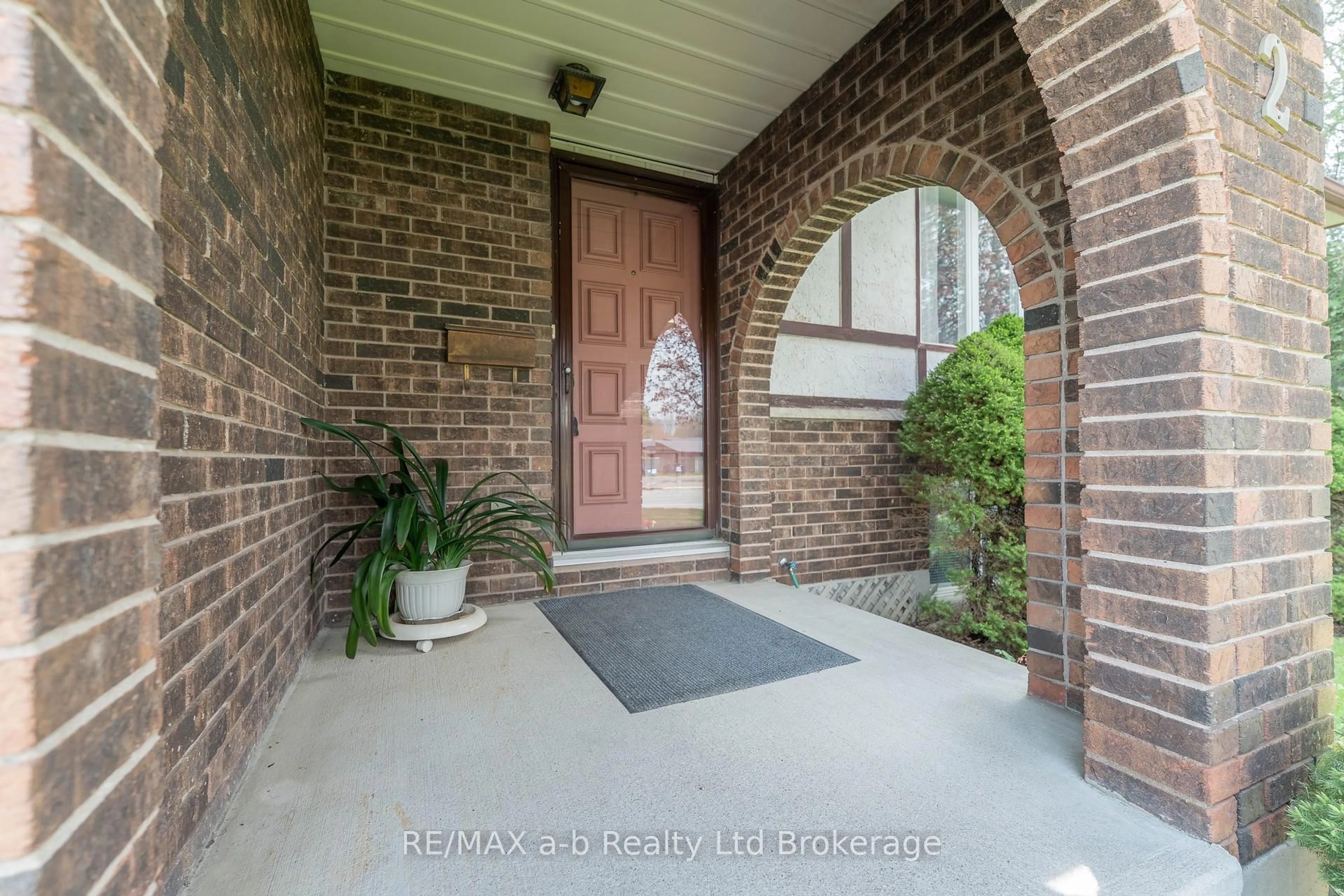 Indoor entryway for 2 Cranberry Rd, Tillsonburg Ontario N4G 4Y9