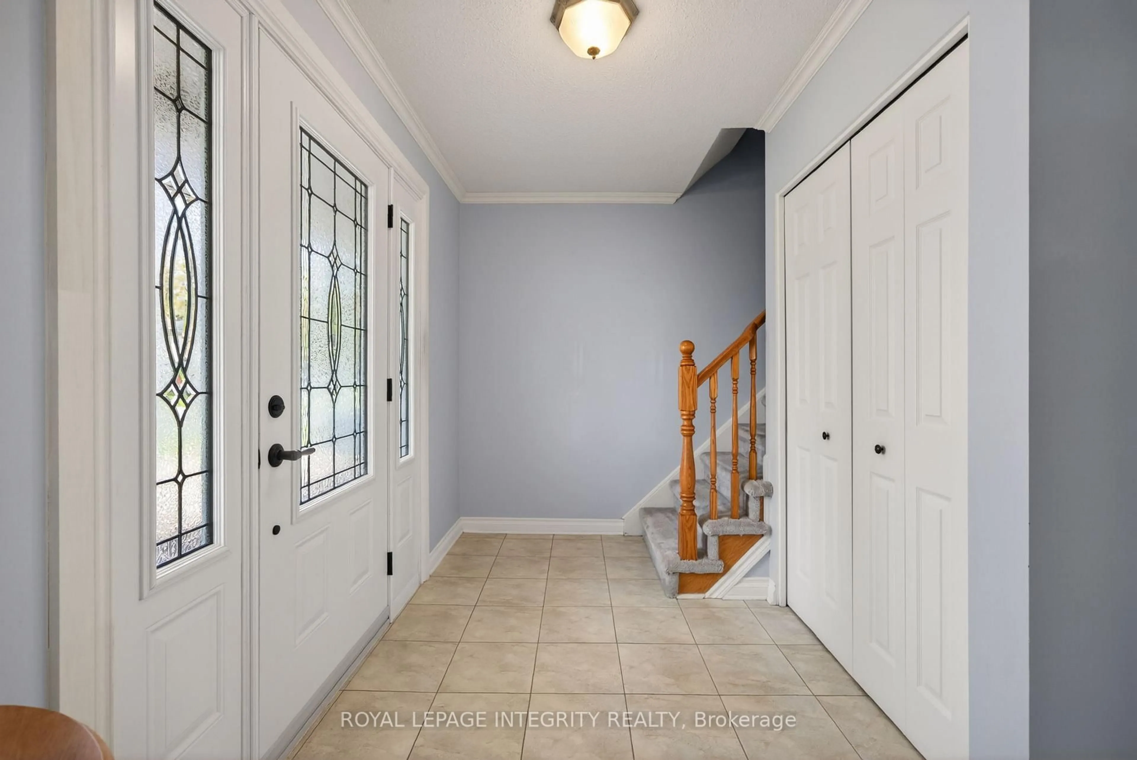 Indoor entryway for 16 Ancona Cres, Ottawa Ontario K2G 0N8