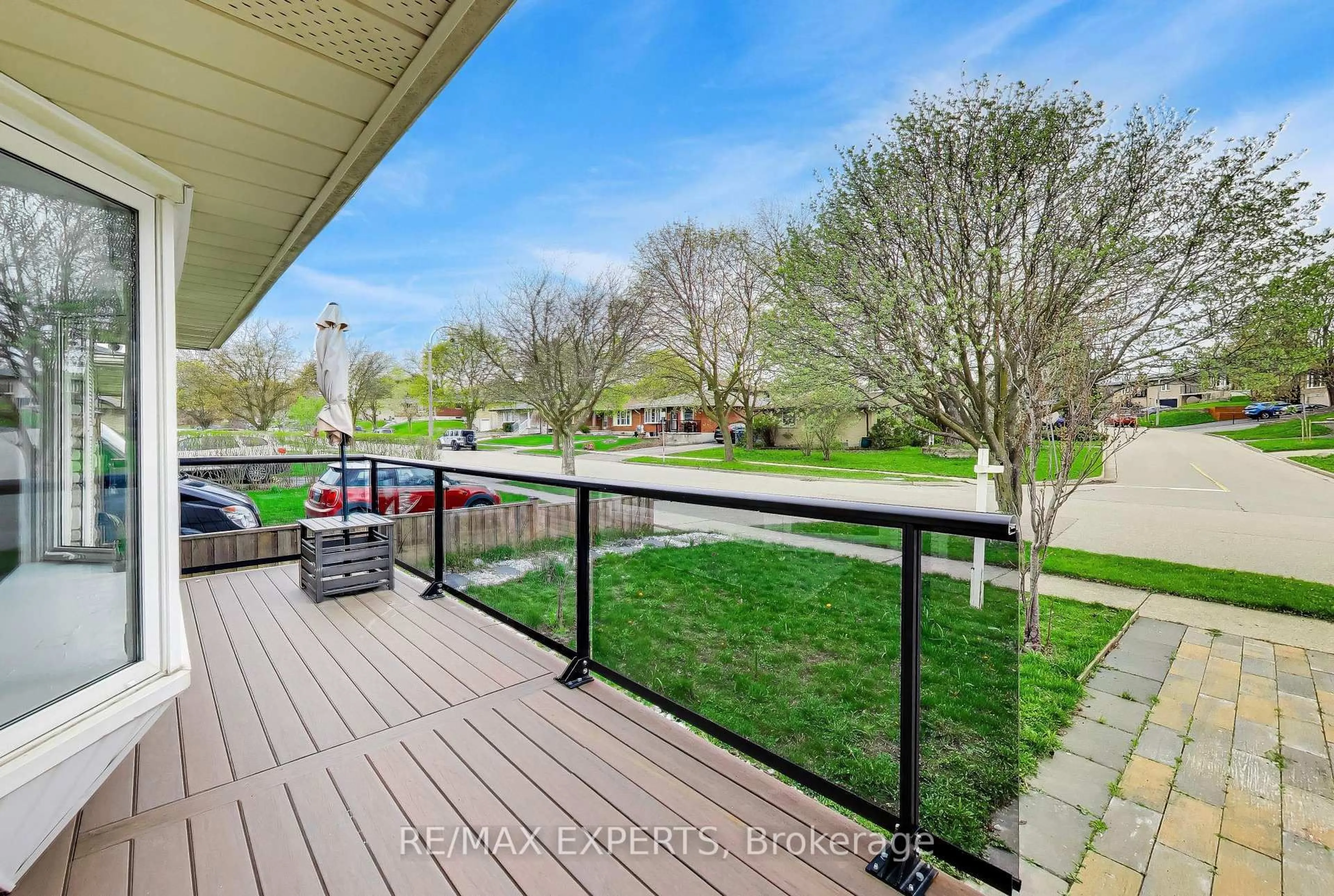 Patio, water/lake/river/ocean view for 26 Pinedale Dr, Kitchener Ontario N2E 1J7