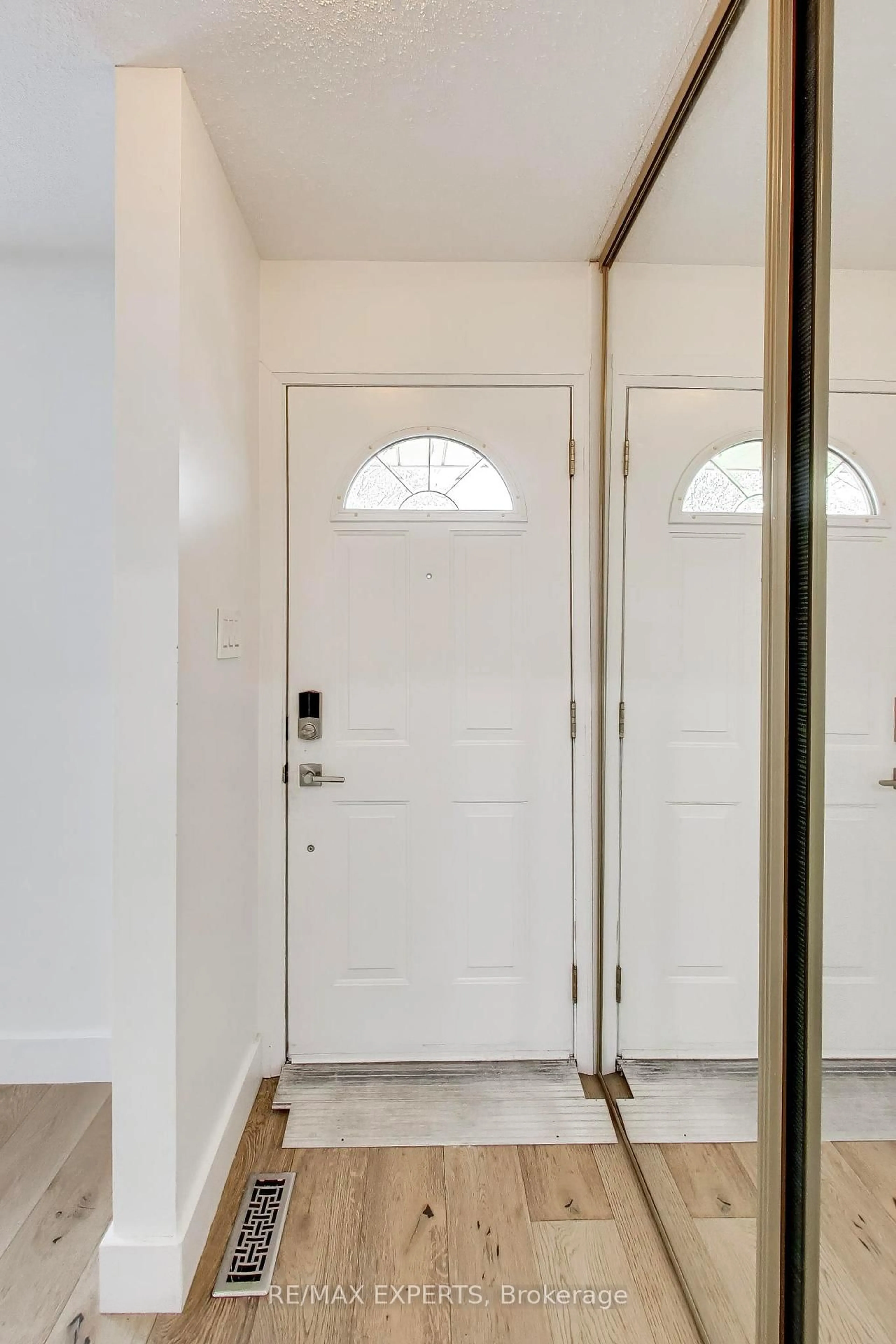 Indoor entryway for 26 Pinedale Dr, Kitchener Ontario N2E 1J7