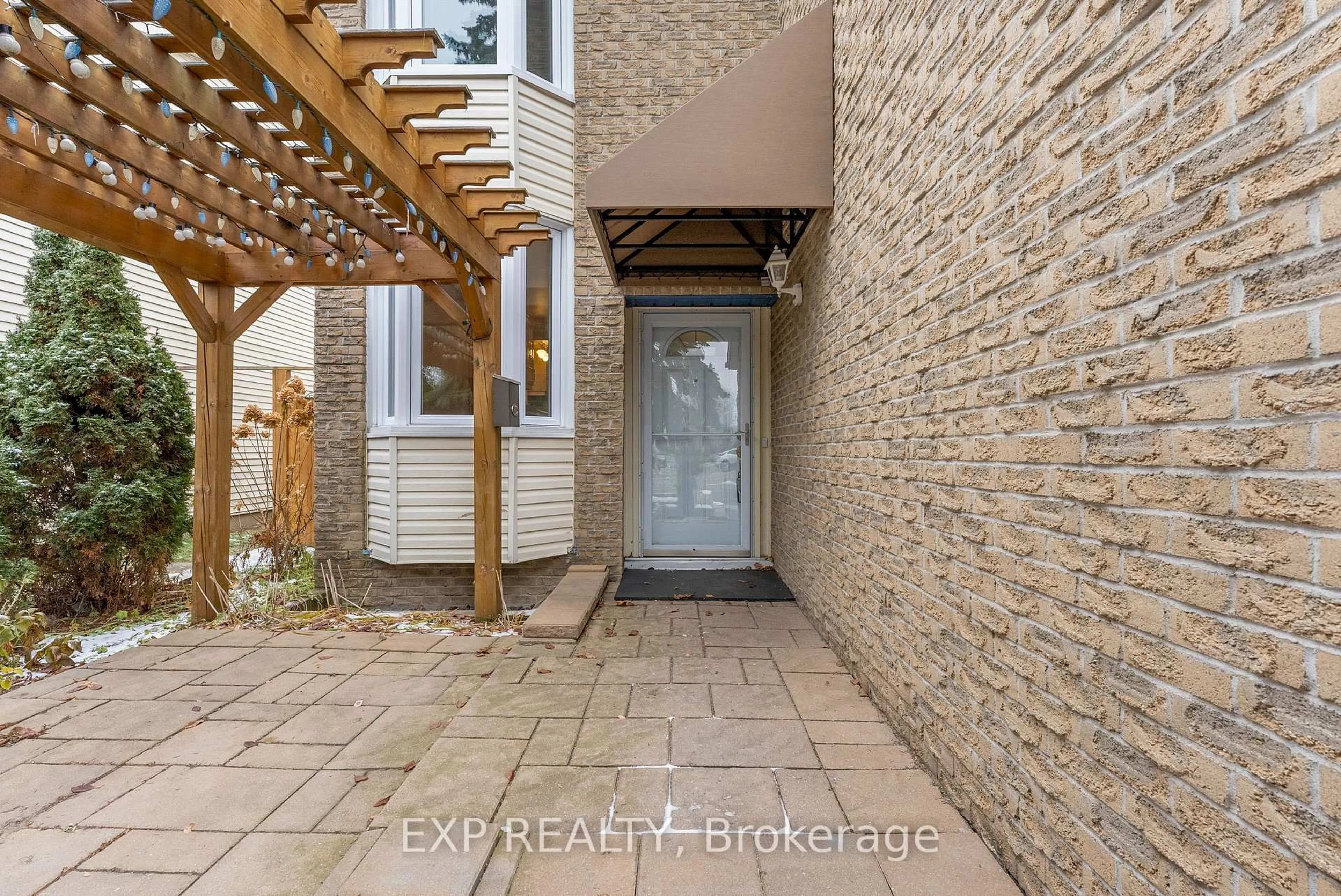 Indoor entryway for 1626 Prestwick Dr, Orleans Ontario K1E 2Y1