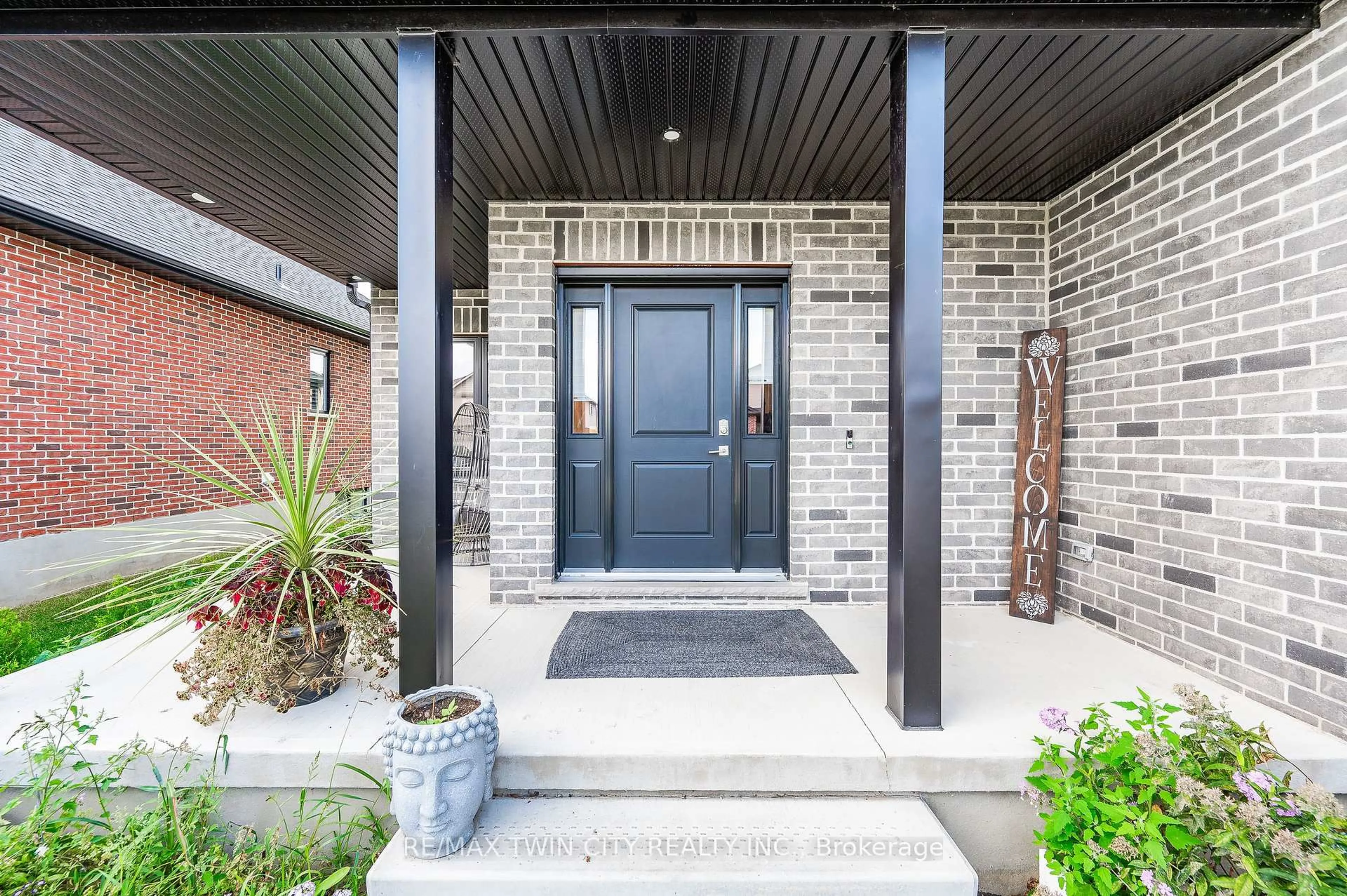 Indoor entryway for 136 Village Rd, Wellesley Ontario N0B 2T0