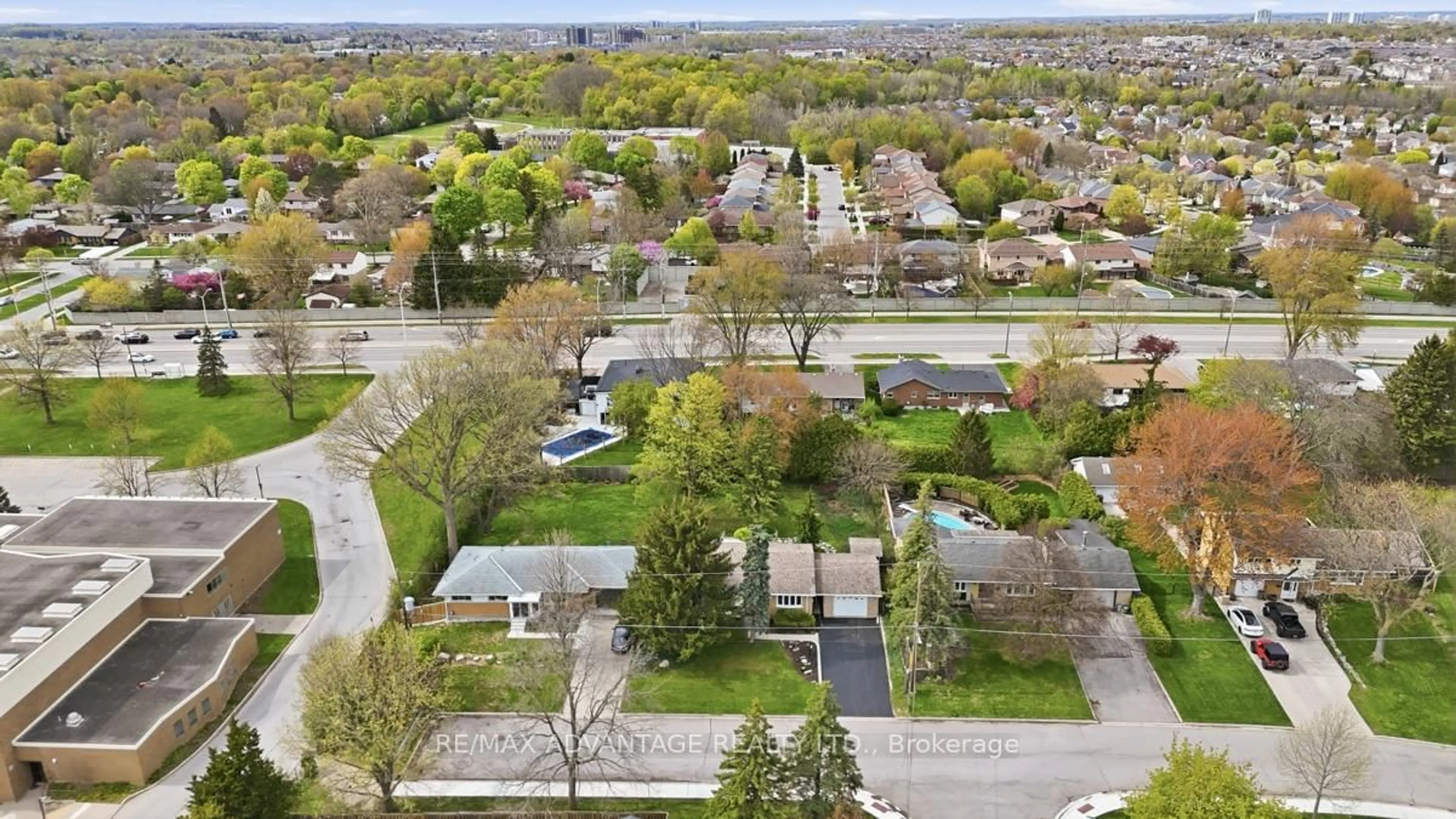 A pic from outside/outdoor area/front of a property/back of a property/a pic from drone, street for 937 Luxton Dr, London North Ontario N6H 3E1