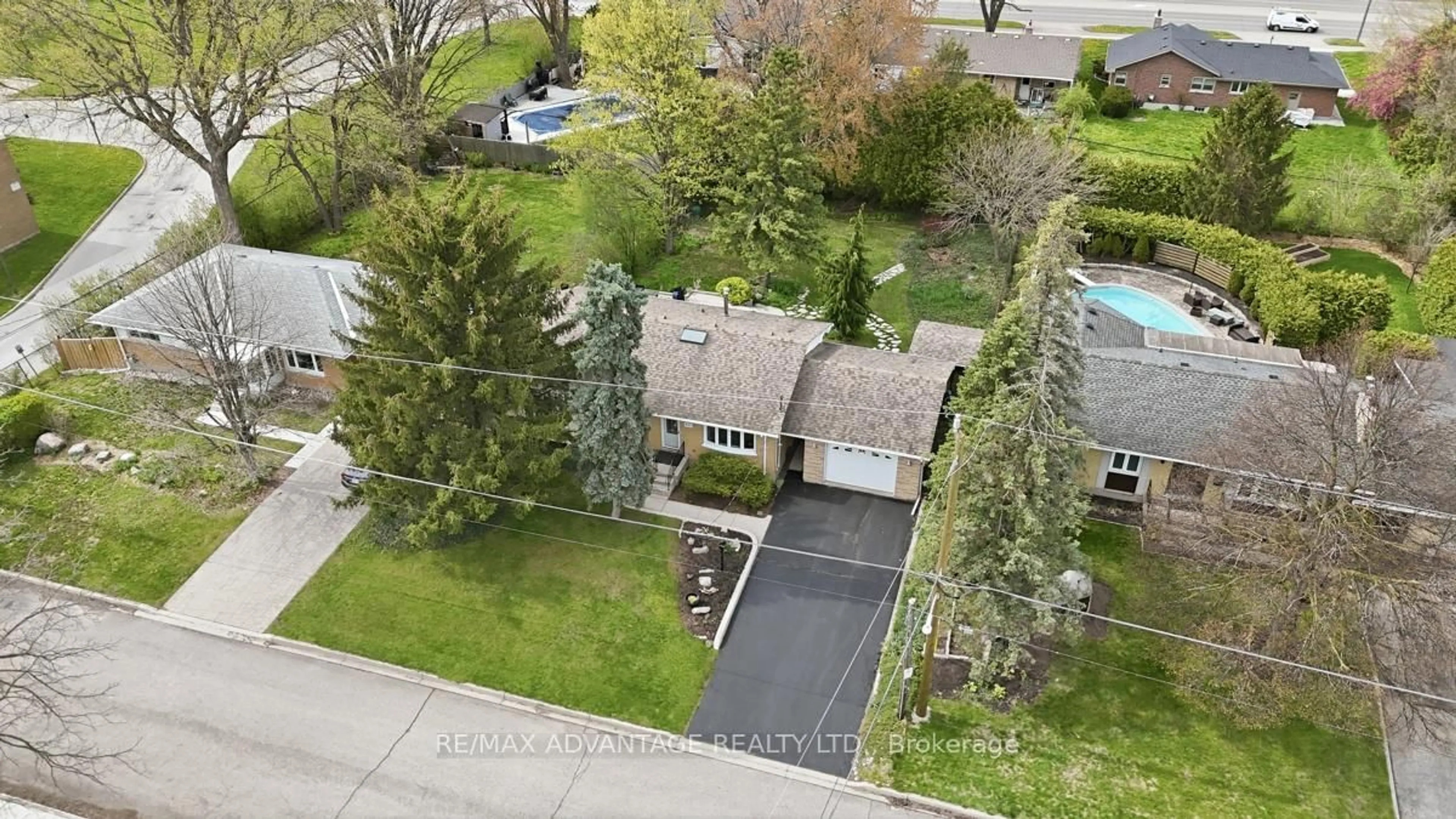 A pic from outside/outdoor area/front of a property/back of a property/a pic from drone, street for 937 Luxton Dr, London North Ontario N6H 3E1