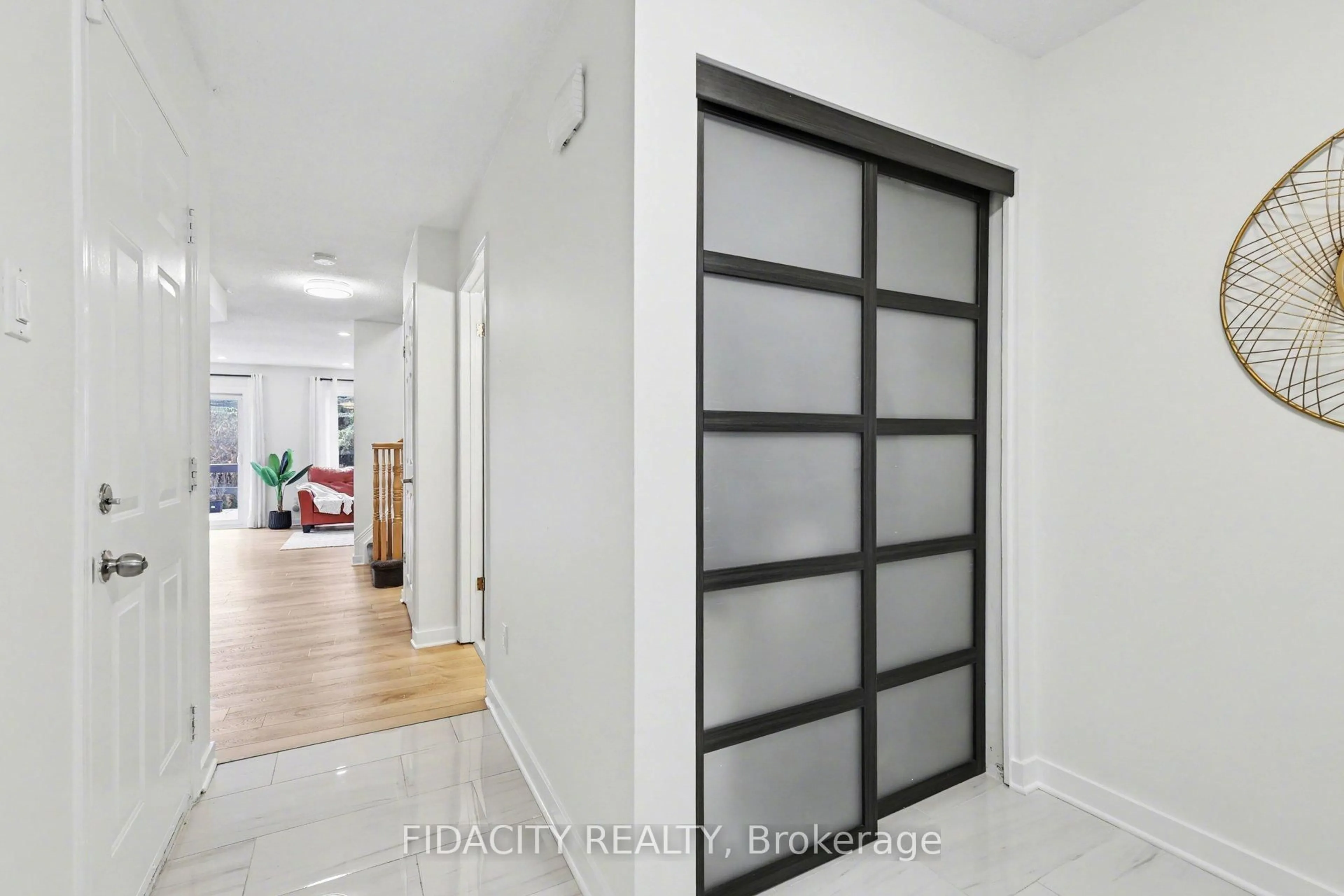 Indoor entryway for 1 Kathleen Cres, Ottawa Ontario K2S 1L6