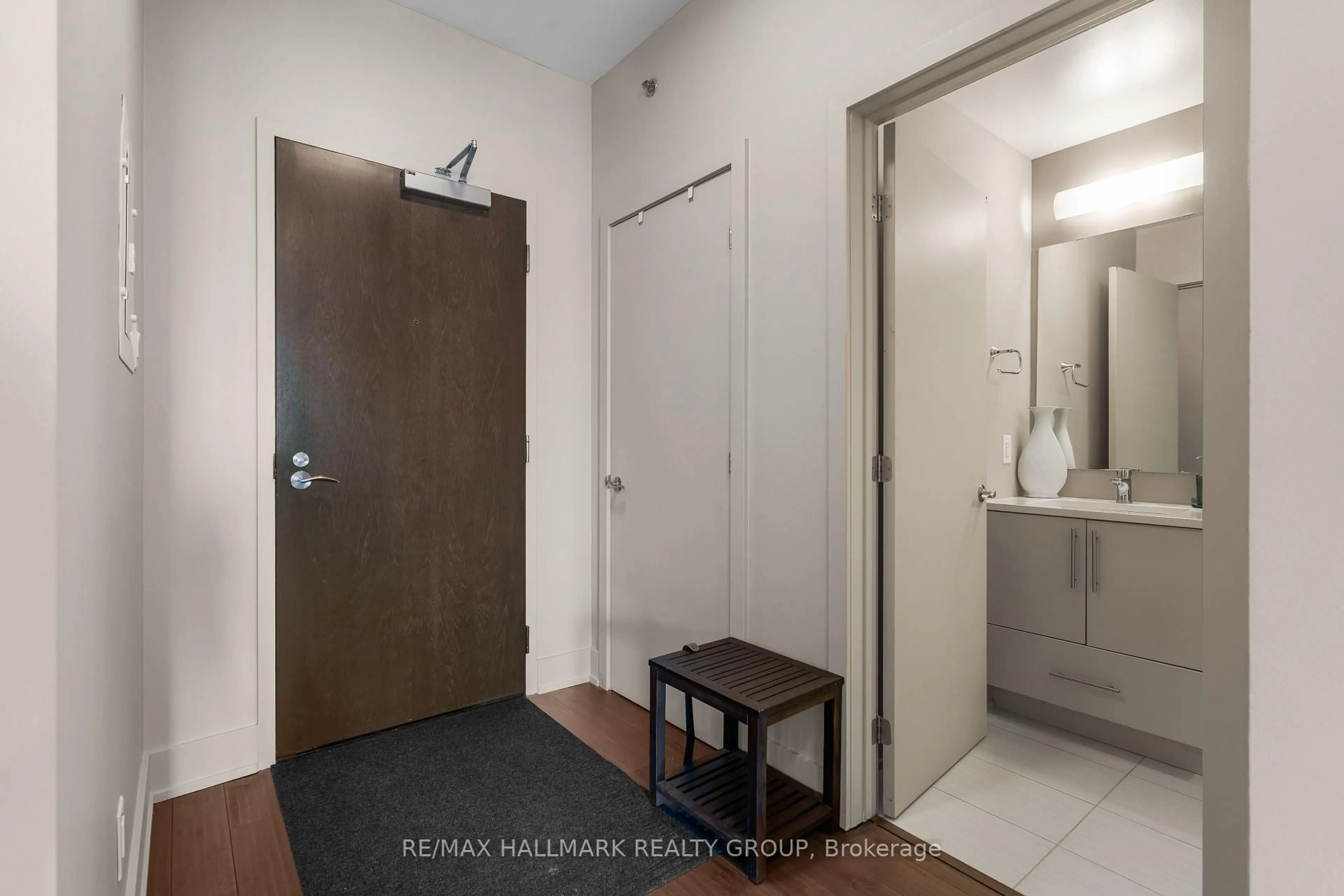 Indoor entryway for 108 Richmond Rd #211, Ottawa Ontario K1Z 0B3