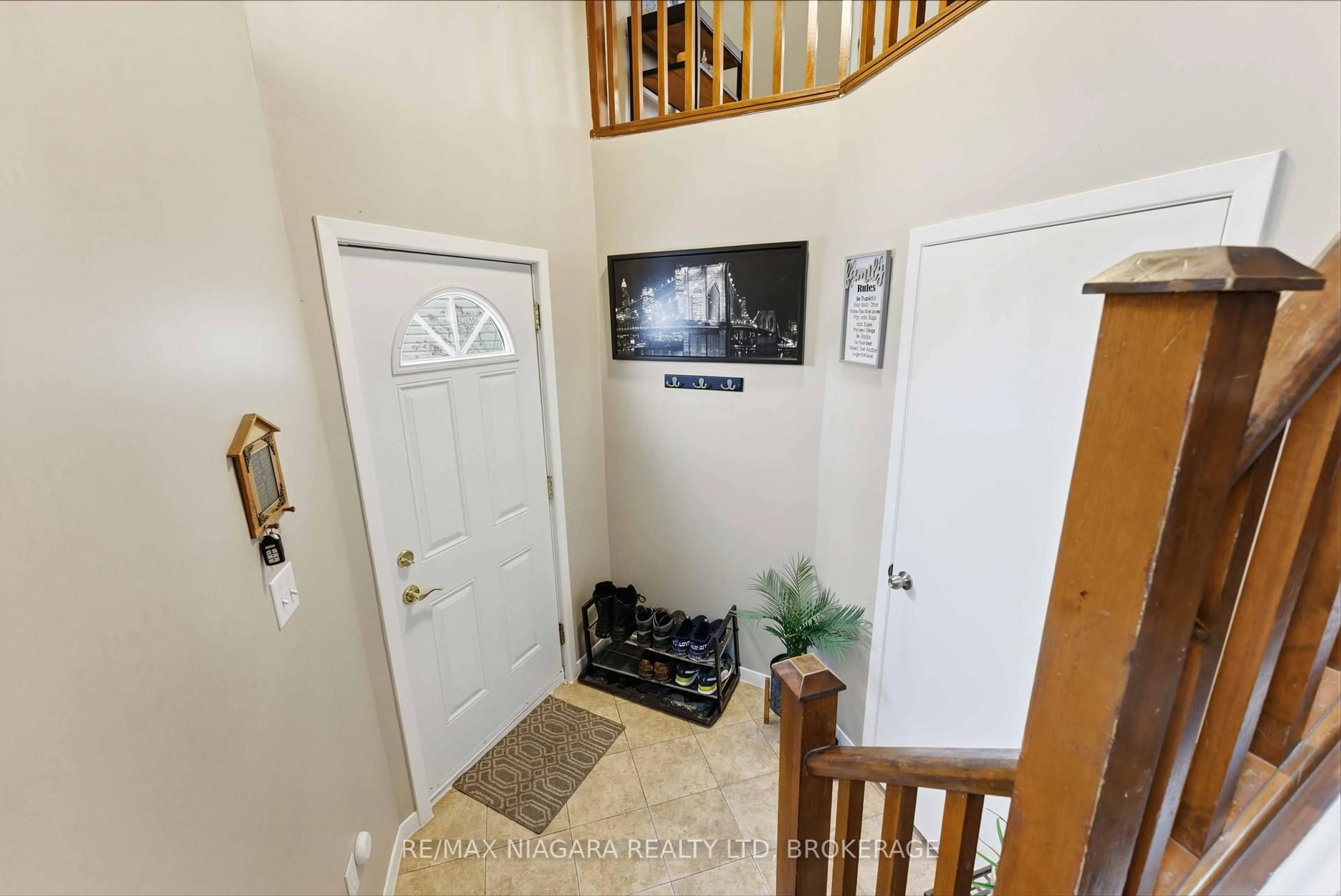 Indoor entryway for 189 DORCHESTER Blvd #207, St. Catharines Ontario L2M 7V8