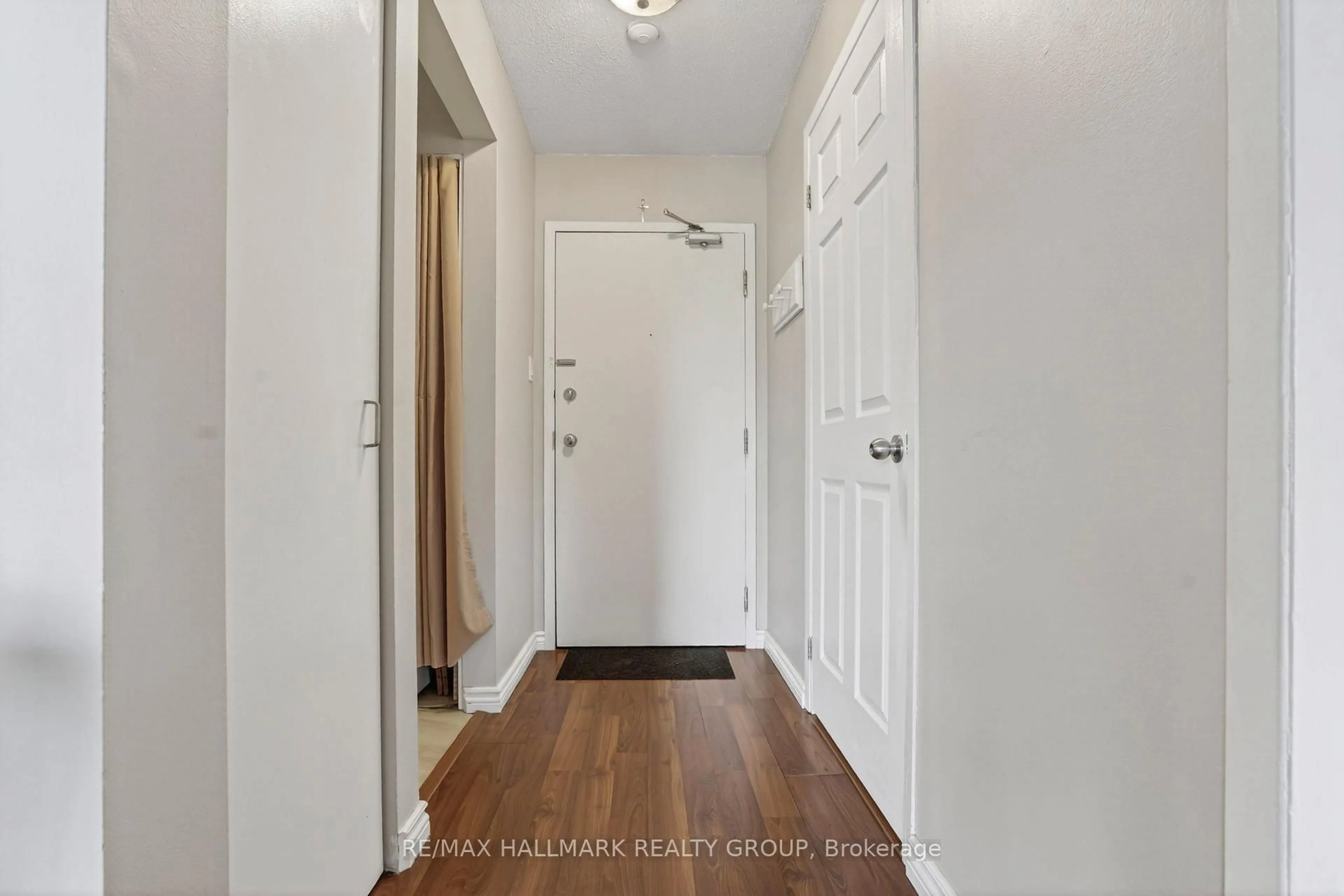 Indoor entryway for 270 Brittany Dr #214, Ottawa Ontario K1K 4M3