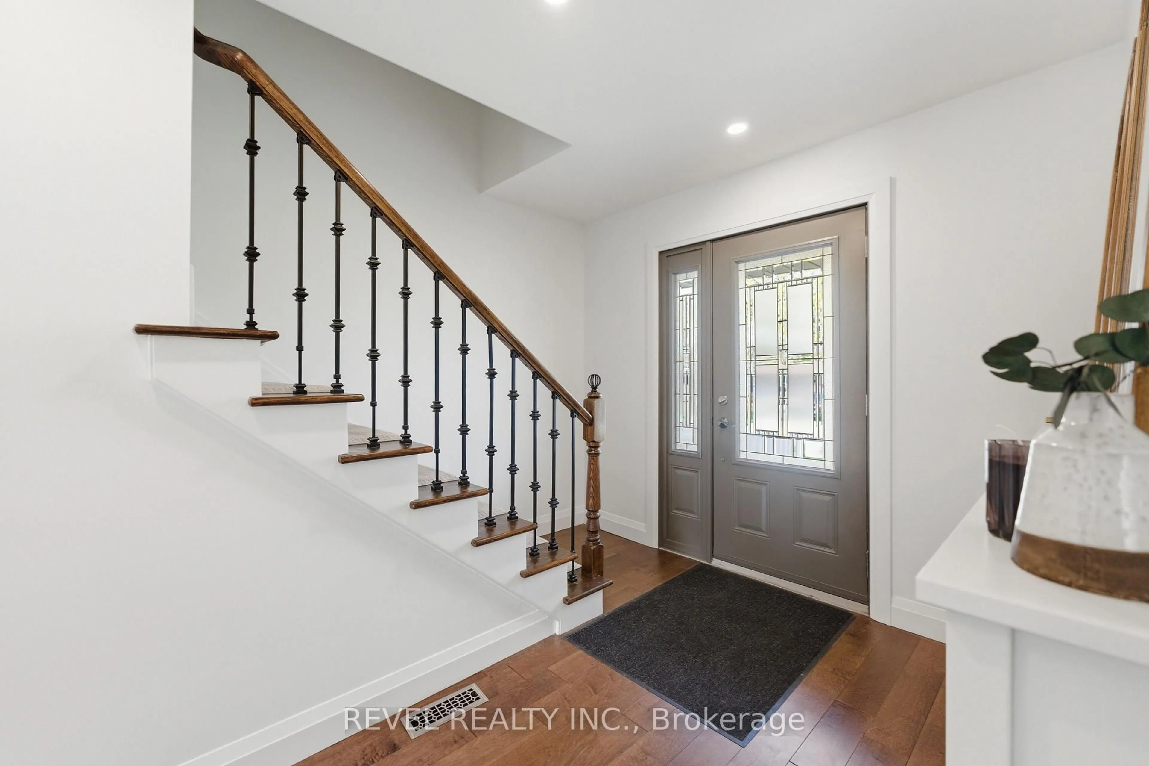 Indoor entryway for 73 San Fernando Dr, Hamilton Ontario L9C 2C3