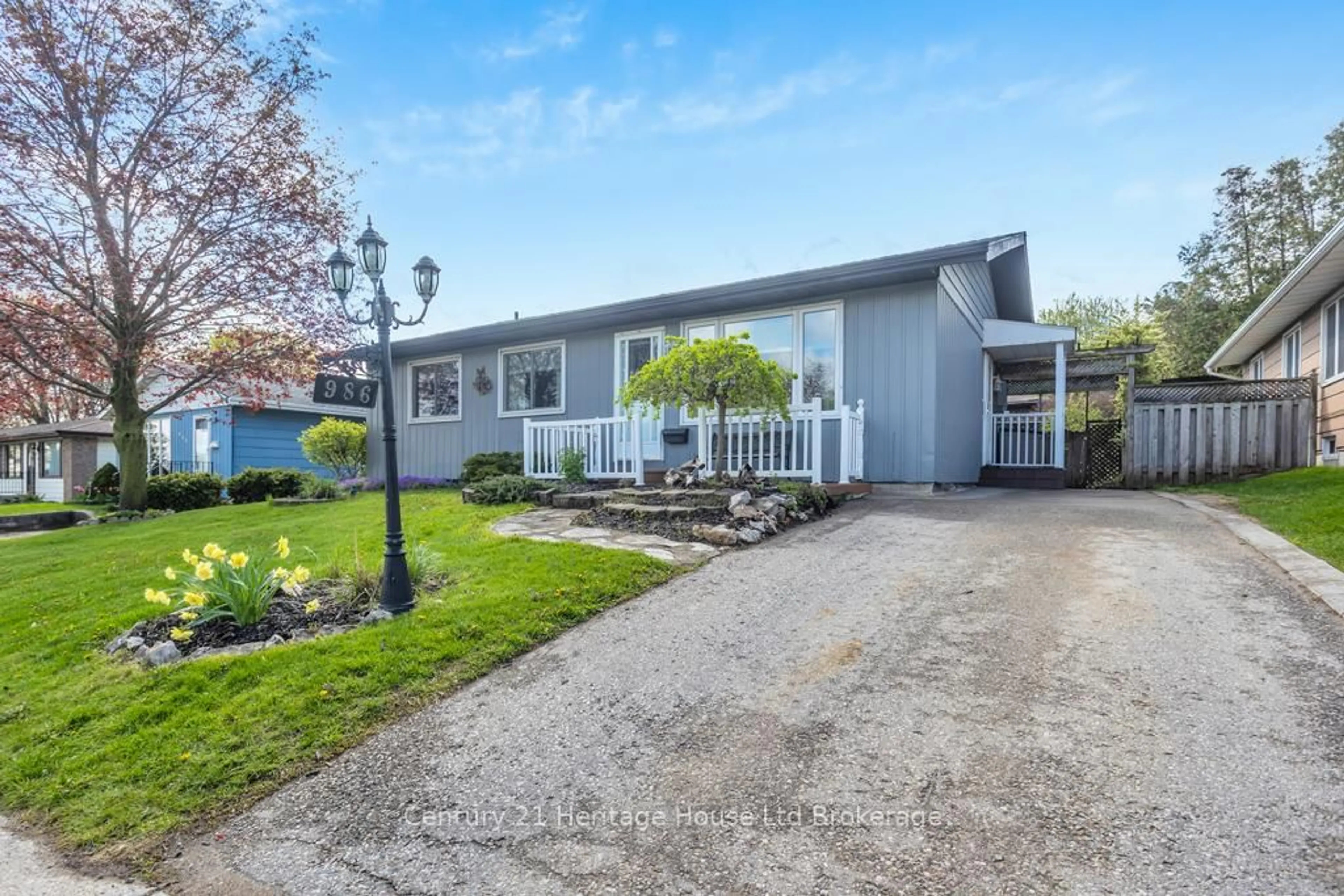 Home with vinyl exterior material, street for 986 Alice St, Woodstock Ontario N4S 8A9