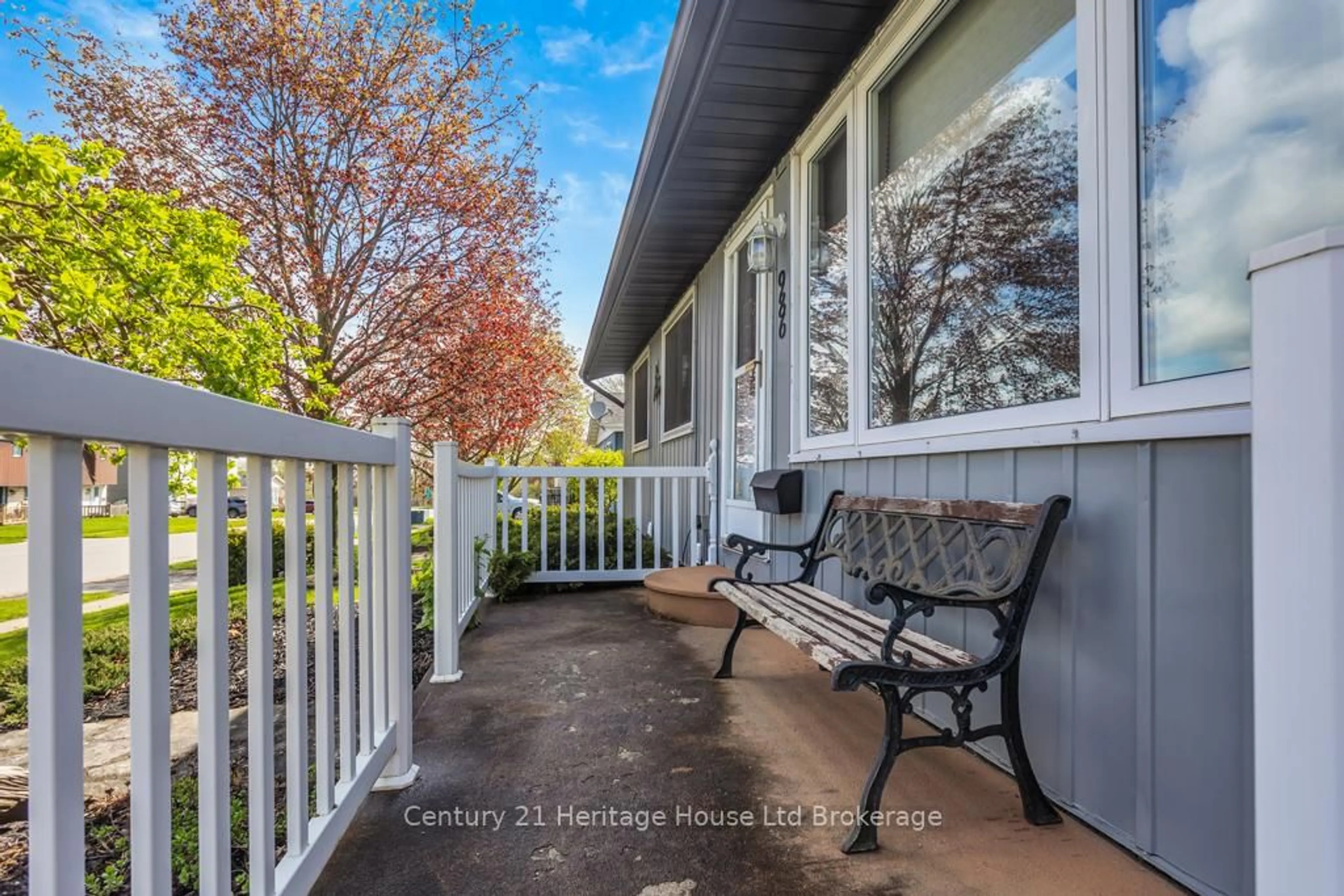 Patio, street for 986 Alice St, Woodstock Ontario N4S 8A9