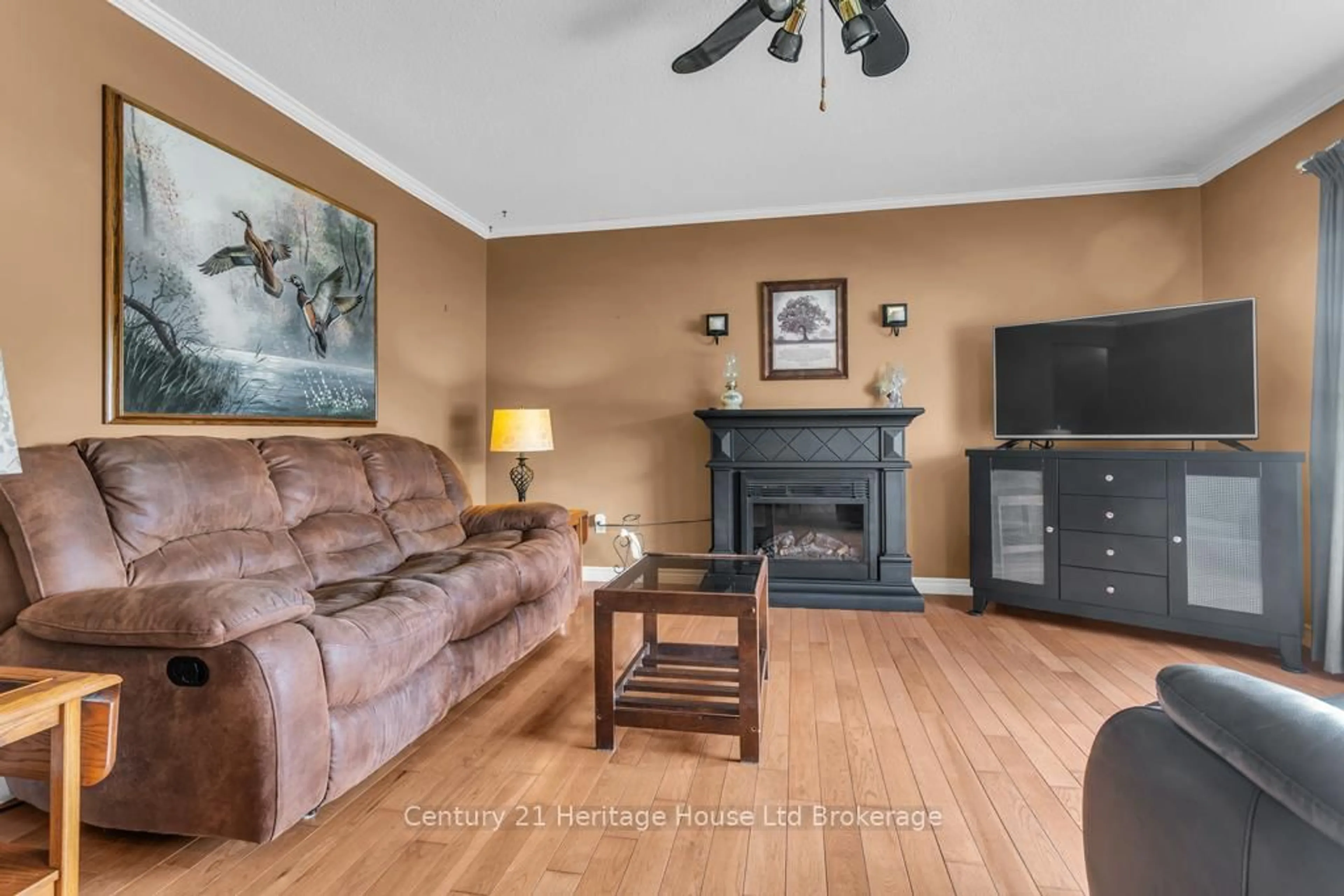 Living room with furniture, unknown for 986 Alice St, Woodstock Ontario N4S 8A9