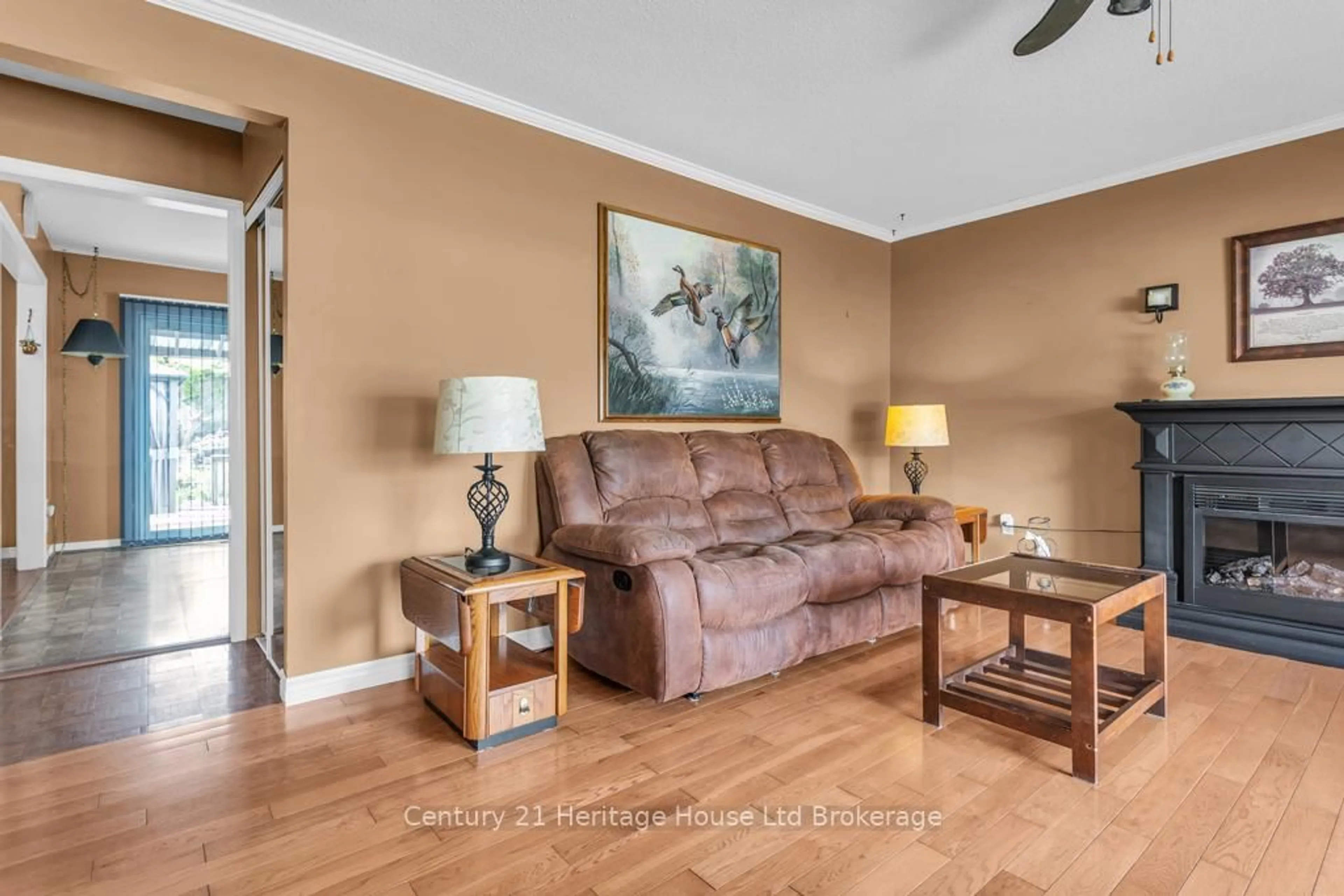 Living room with furniture, unknown for 986 Alice St, Woodstock Ontario N4S 8A9
