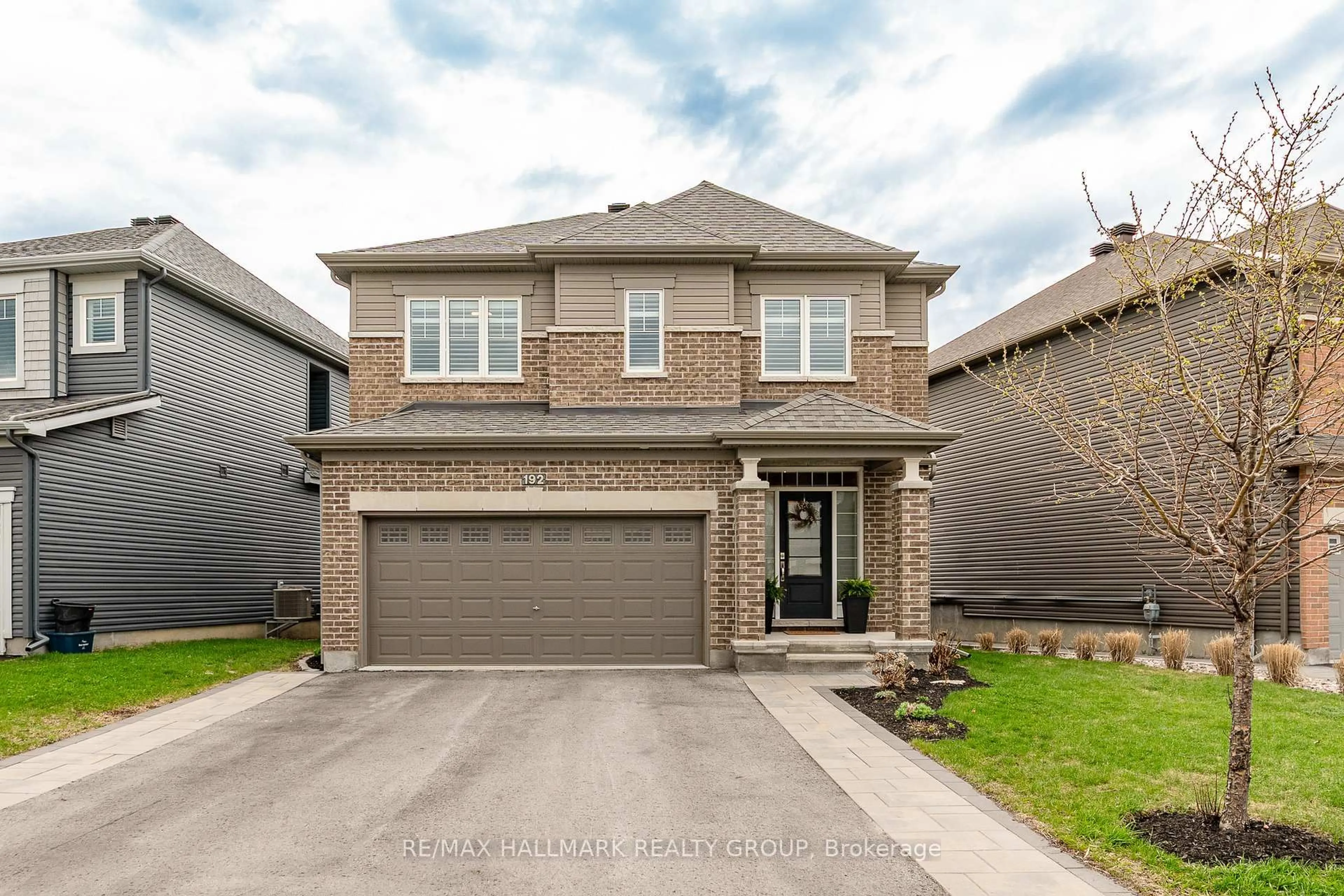 Home with brick exterior material, street for 192 Kimpton Dr, Stittsville Ontario K2S 2J2
