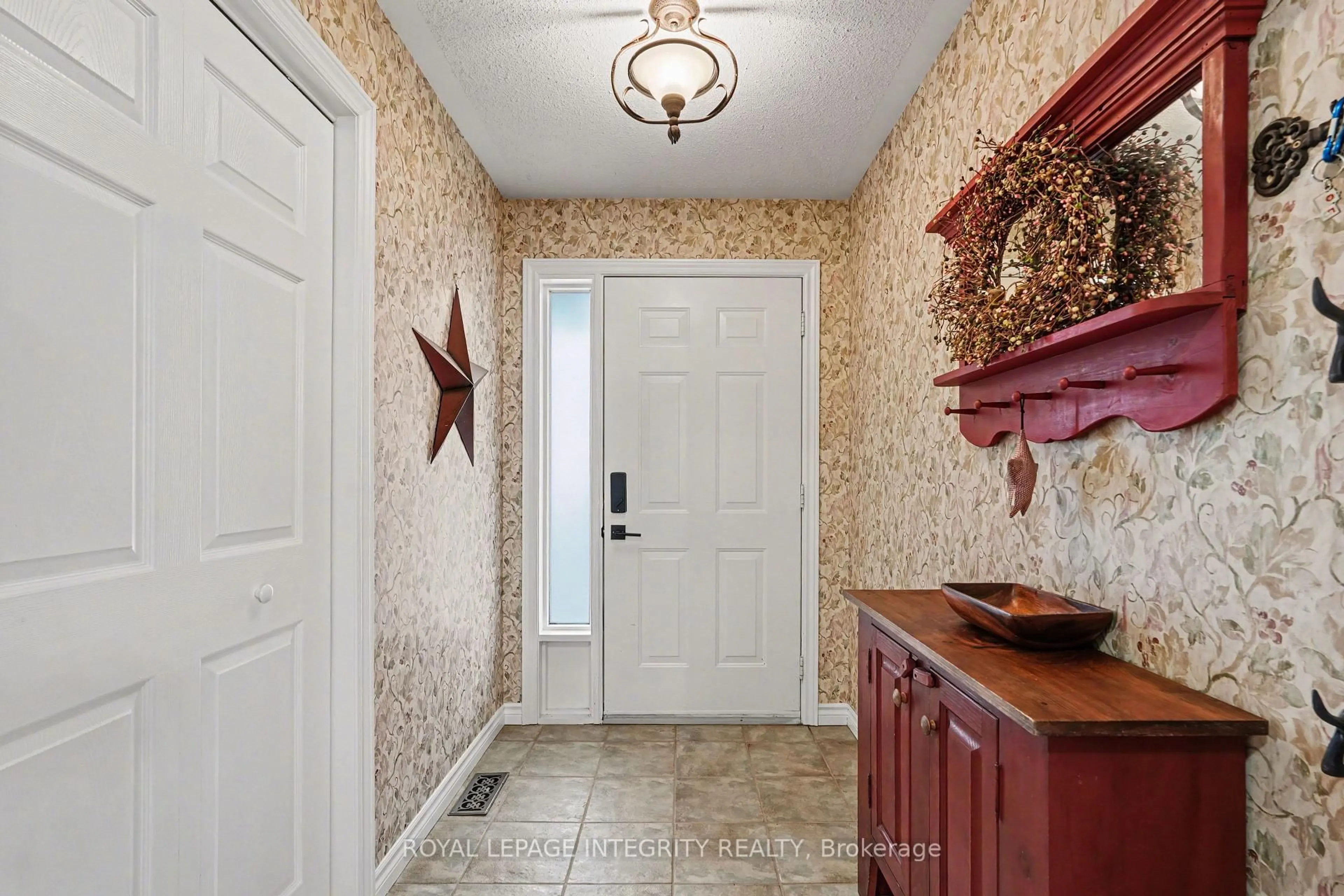 Indoor entryway for 25 Decaria Blvd, Perth Ontario K7H 3P8