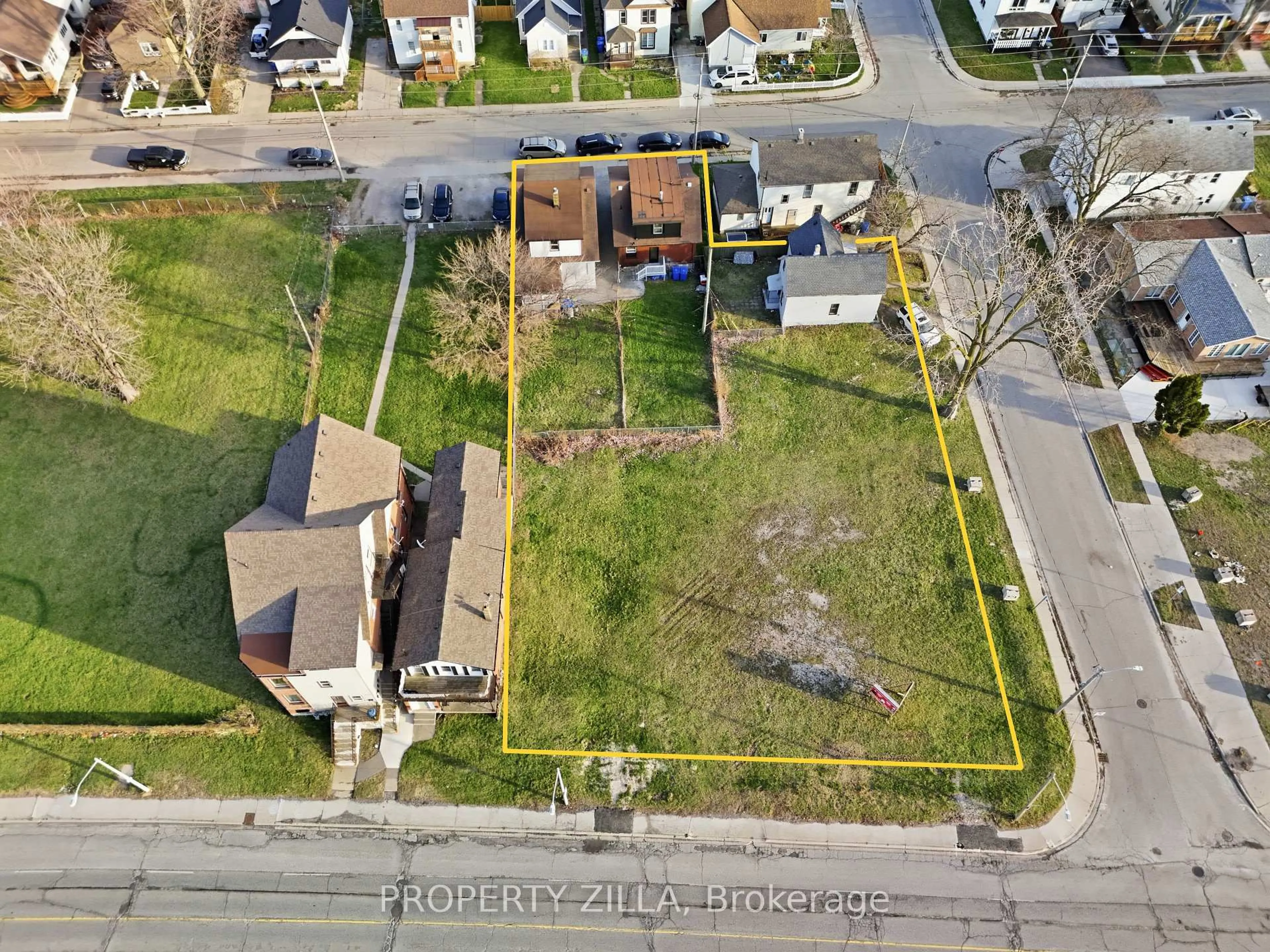 A pic from outside/outdoor area/front of a property/back of a property/a pic from drone, street for 819-829 RIVERSIDE Dr, Windsor Ontario N9A 2T4