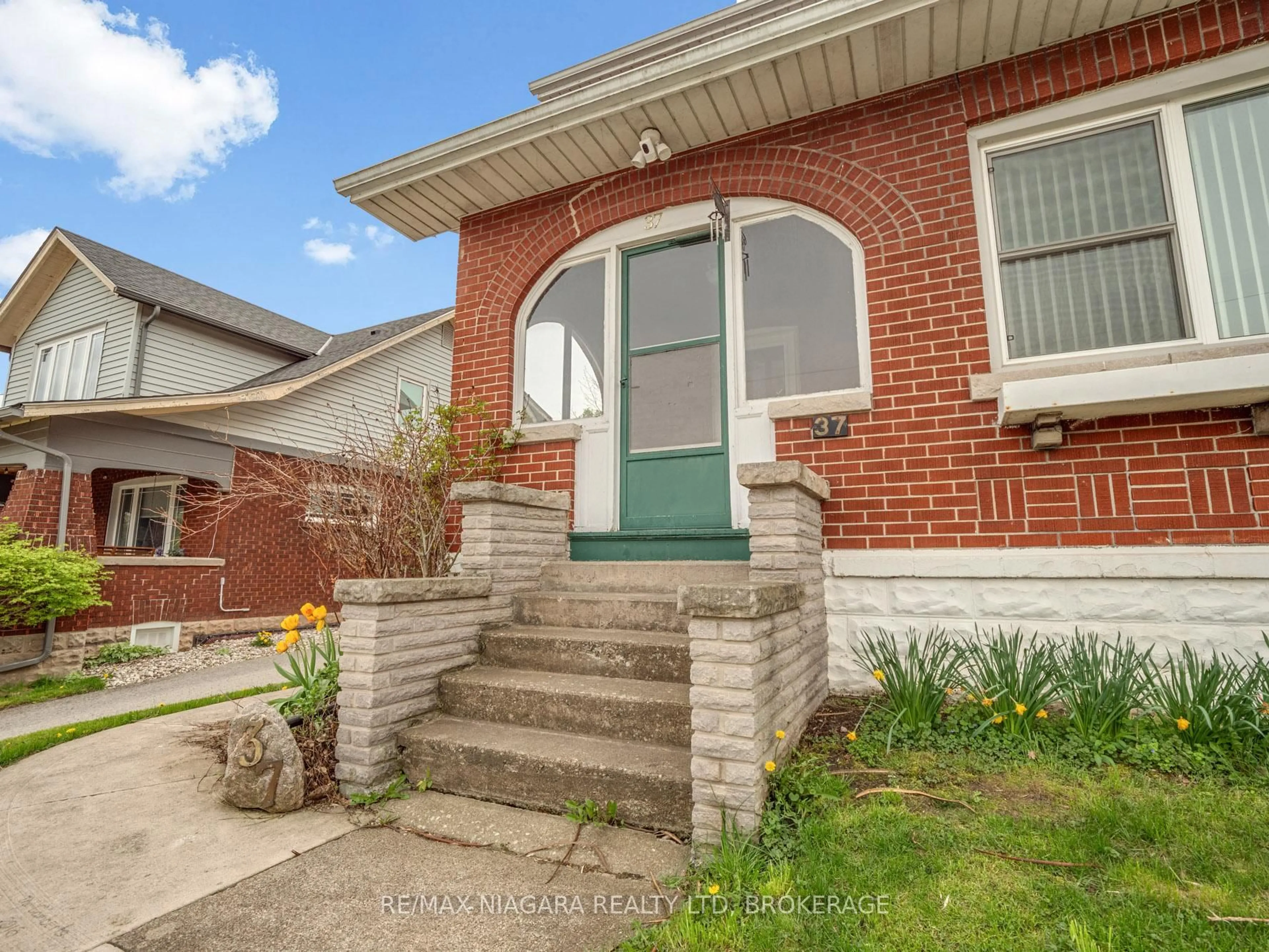 Home with brick exterior material, street for 37 Highland Ave, Fort Erie Ontario L2A 2X6
