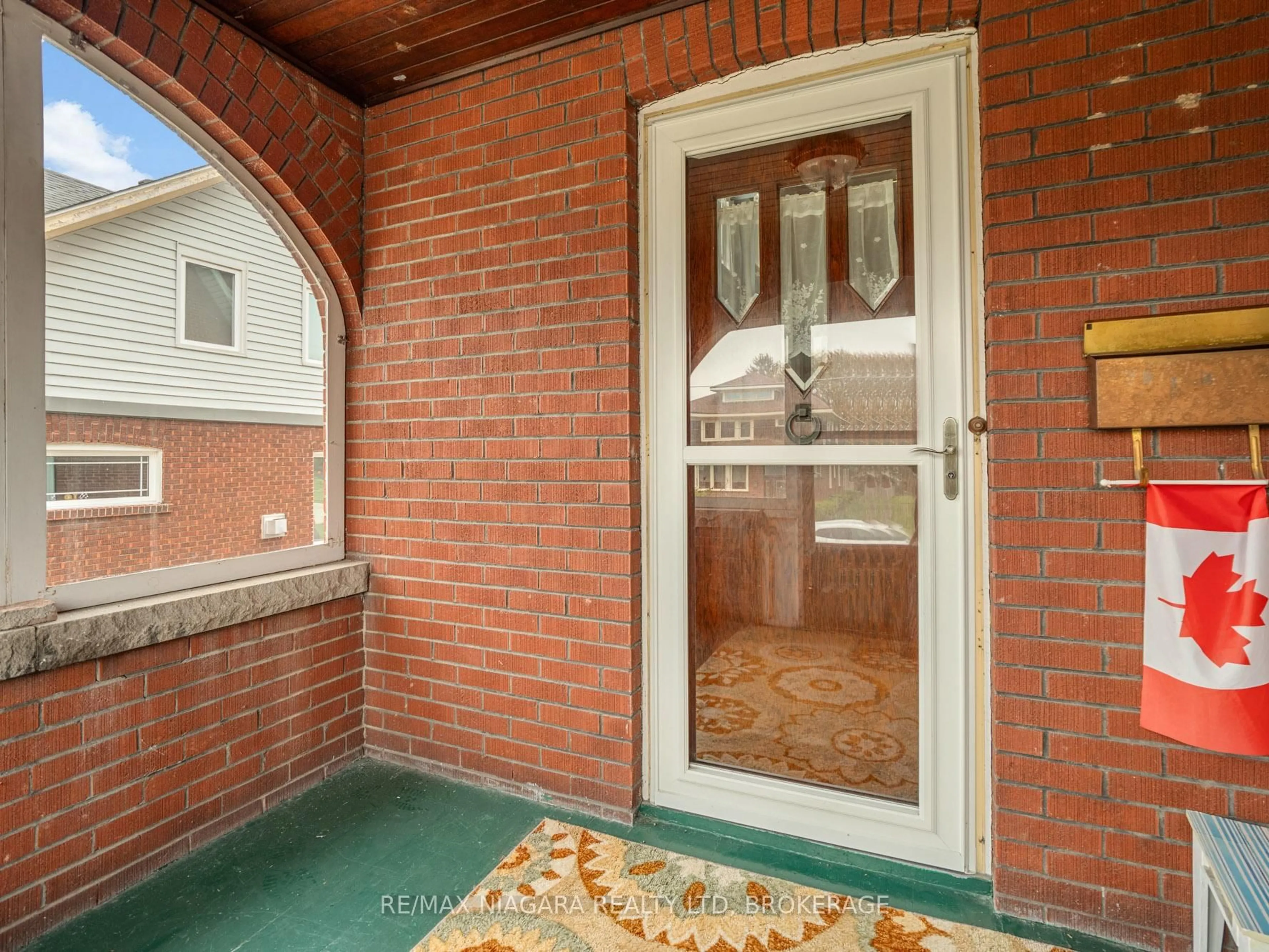 Indoor entryway for 37 Highland Ave, Fort Erie Ontario L2A 2X6