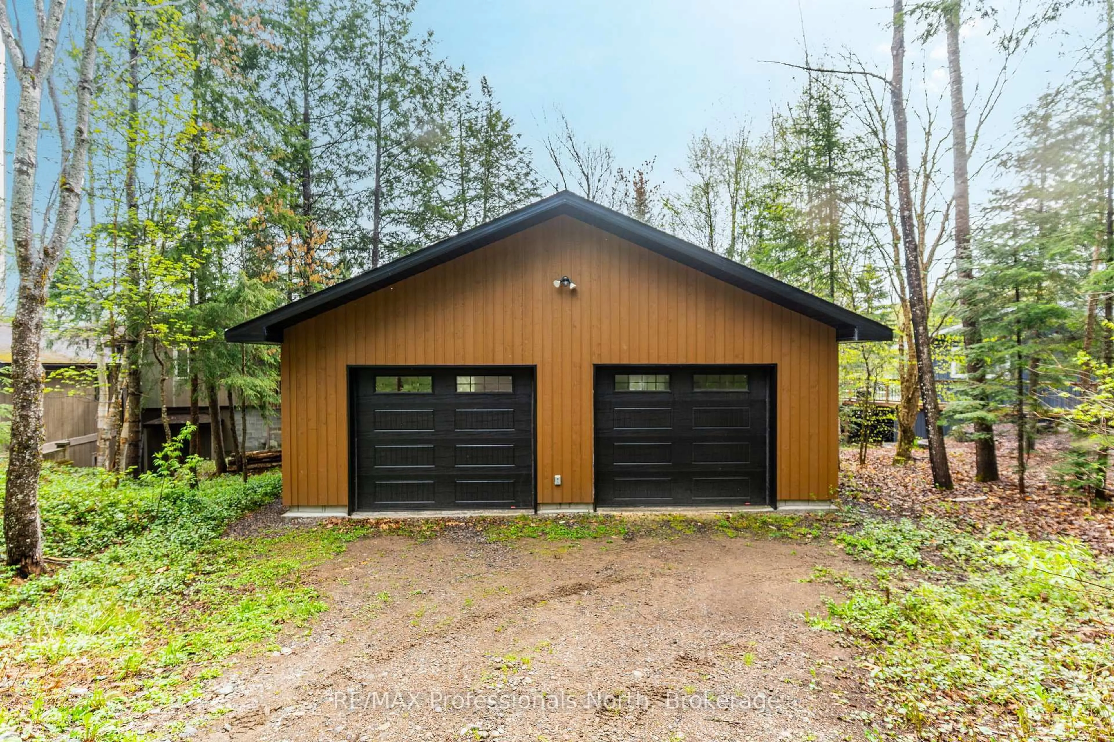 Indoor garage for 6213 Kennisis Lake Rd, Dysart et al Ontario K0M 1S0