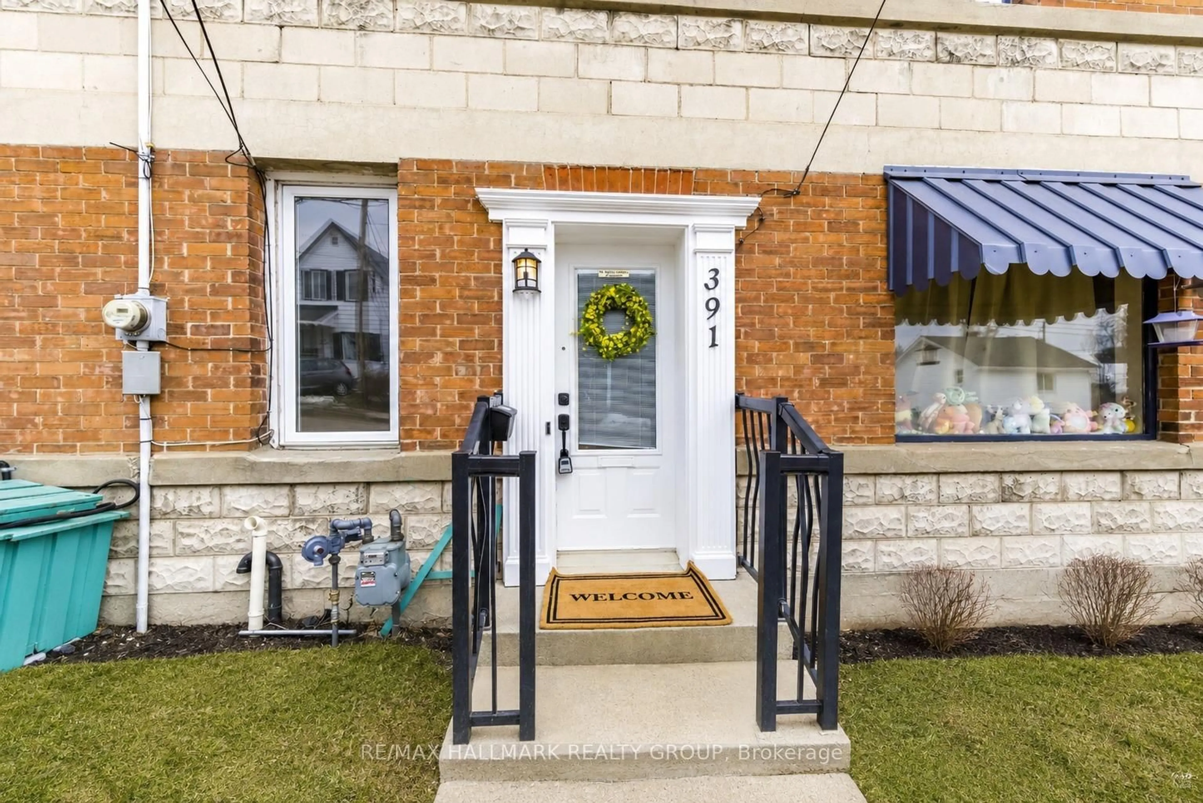 Indoor entryway for 391 Murray St, Pembroke Ontario K8A 4P5