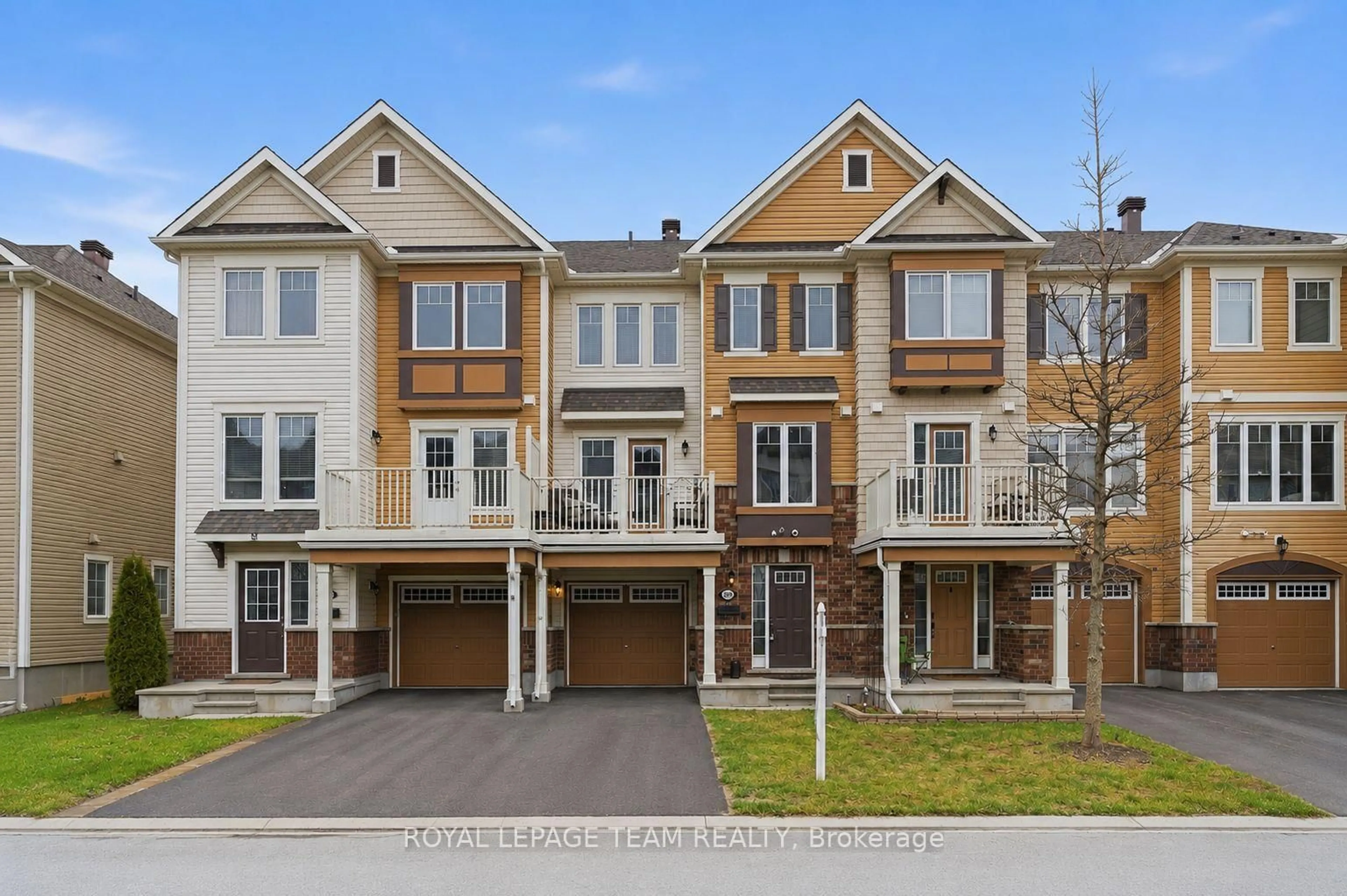 A pic from outside/outdoor area/front of a property/back of a property/a pic from drone, street for 599 Foxlight Circ, Ottawa Ontario K2M 0L9