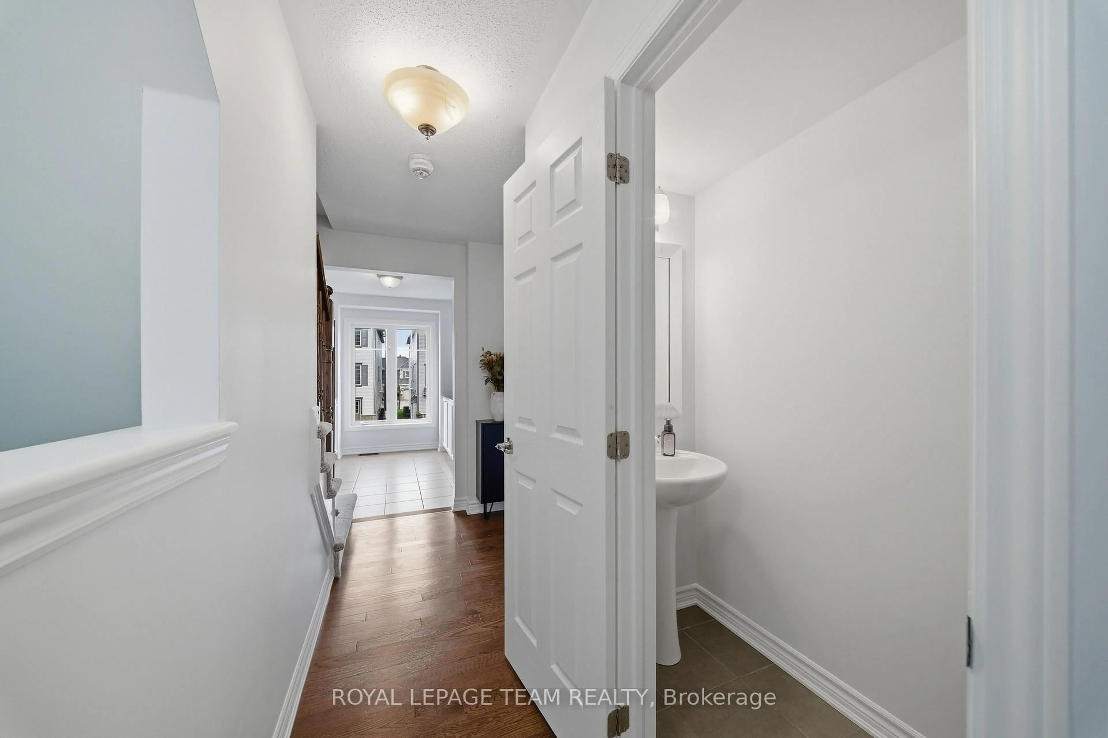 Indoor entryway for 599 Foxlight Circ, Ottawa Ontario K2M 0L9