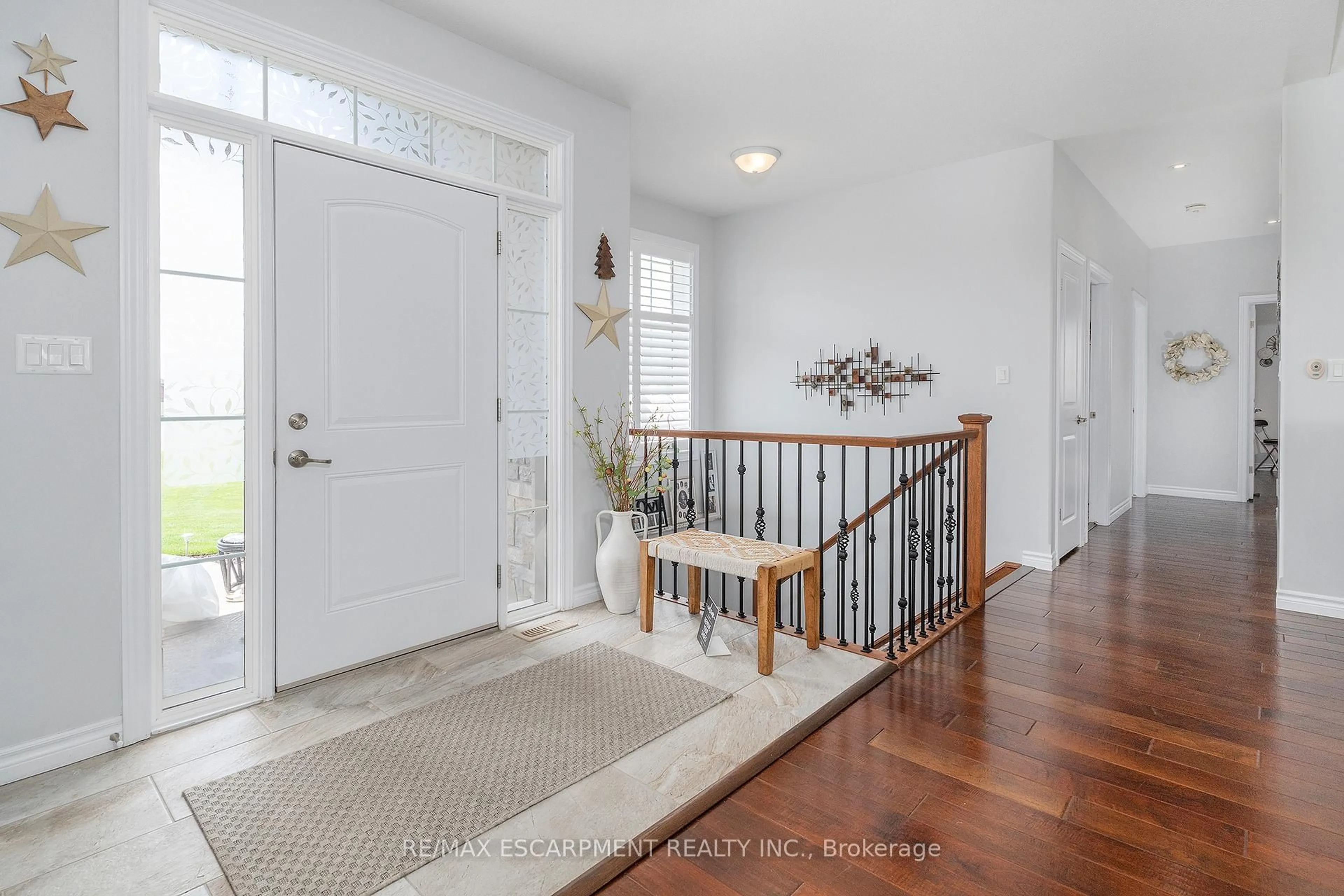 Indoor entryway for 6 Macneil Crt, Brantford Ontario N3S 0G3