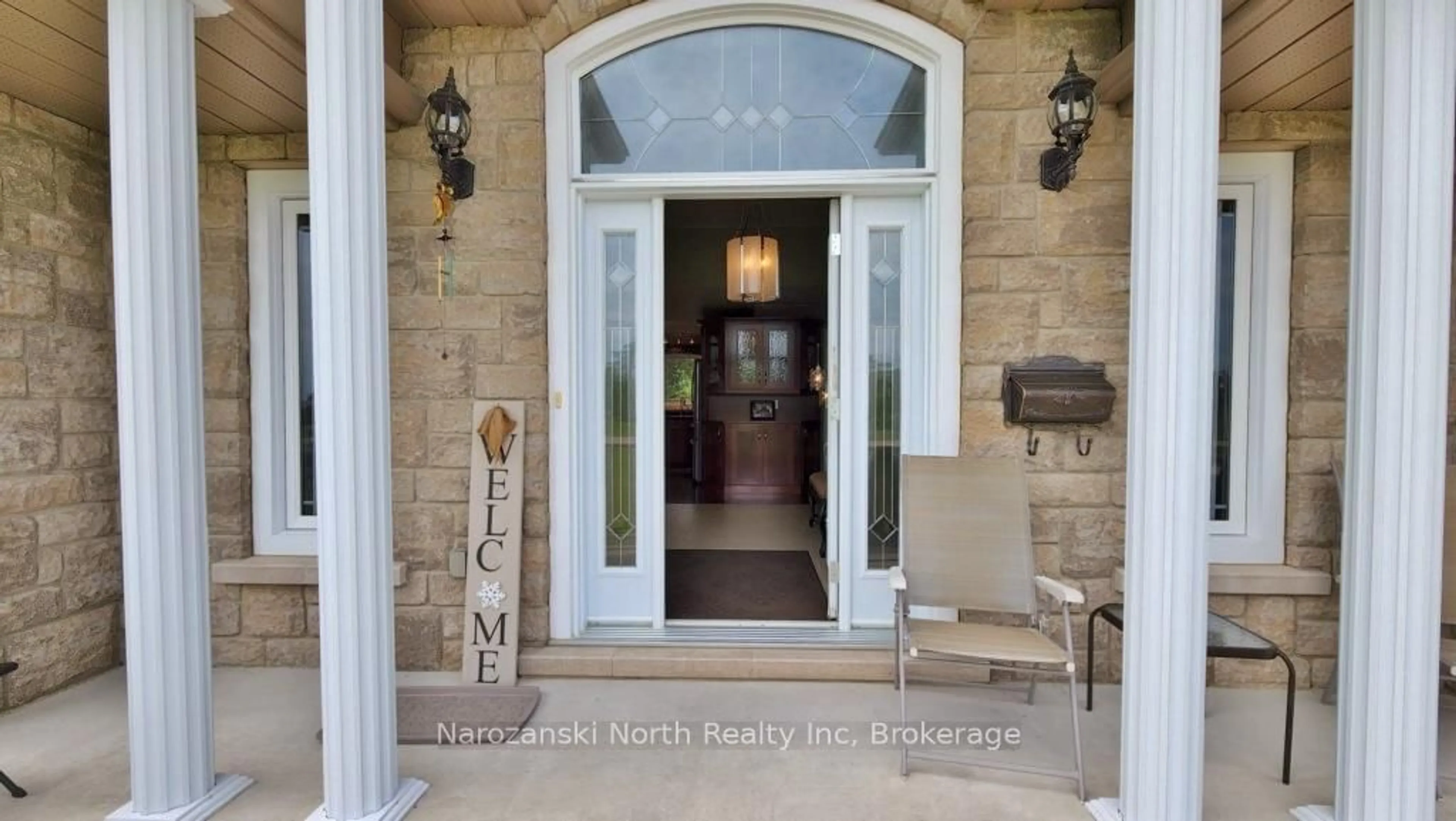 Indoor entryway for 148 607 Highway, French River Ontario P0M 1A0