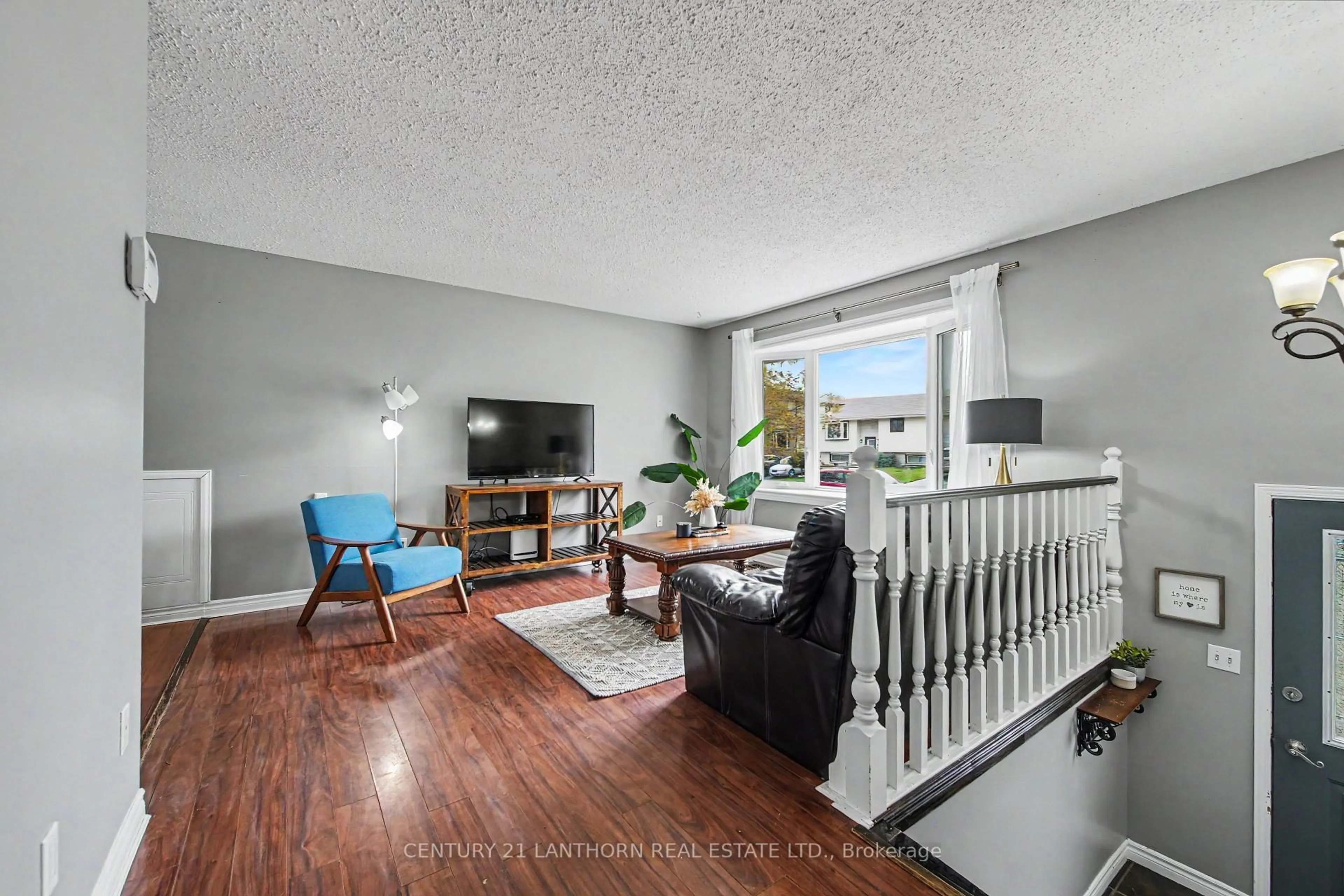 Living room with furniture, unknown for 43 Ireland Dr, Quinte West Ontario K8V 5X4