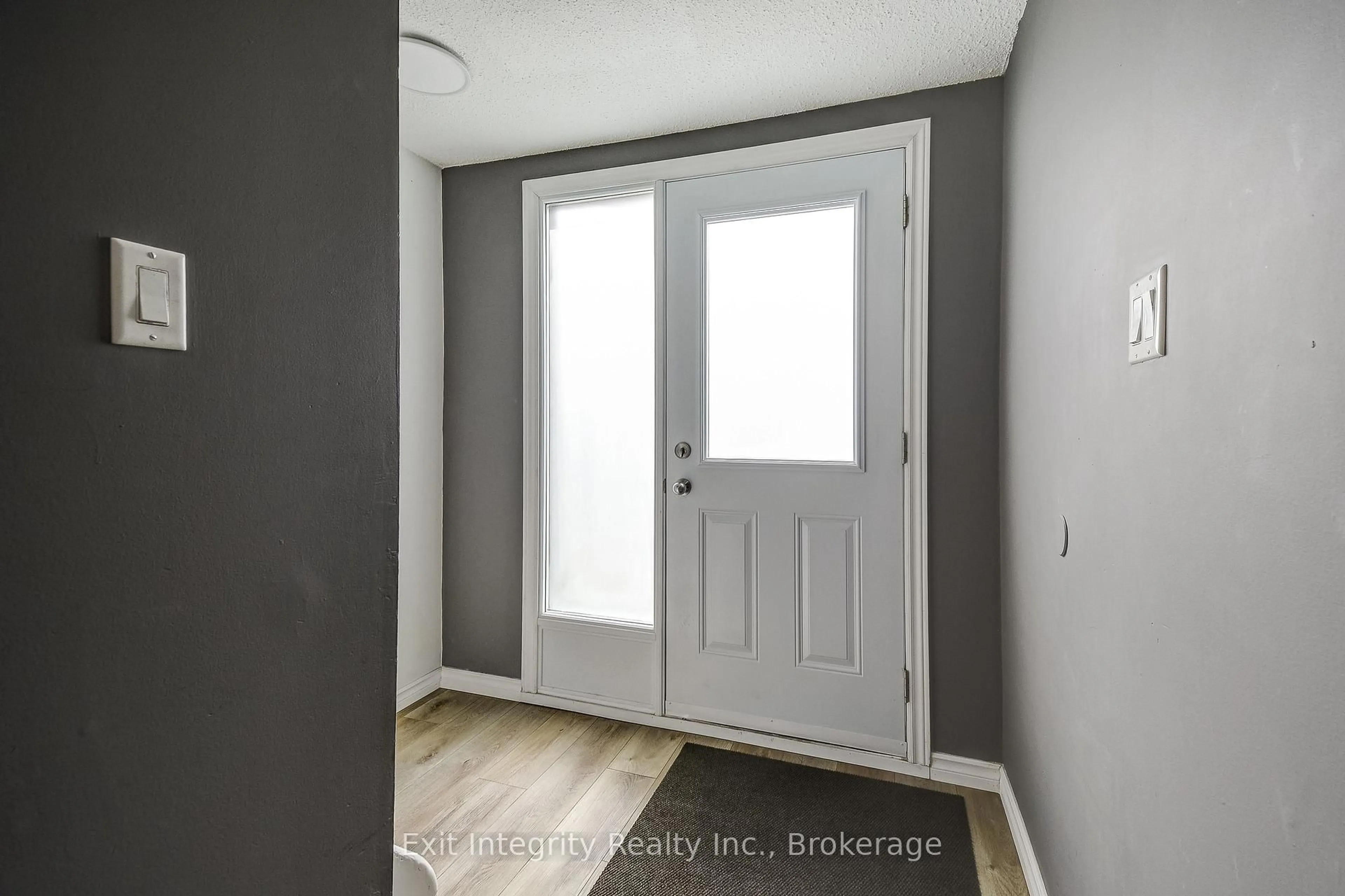 Indoor entryway for 135 (18) Chalmers St, Cambridge Ontario N1R 6M2