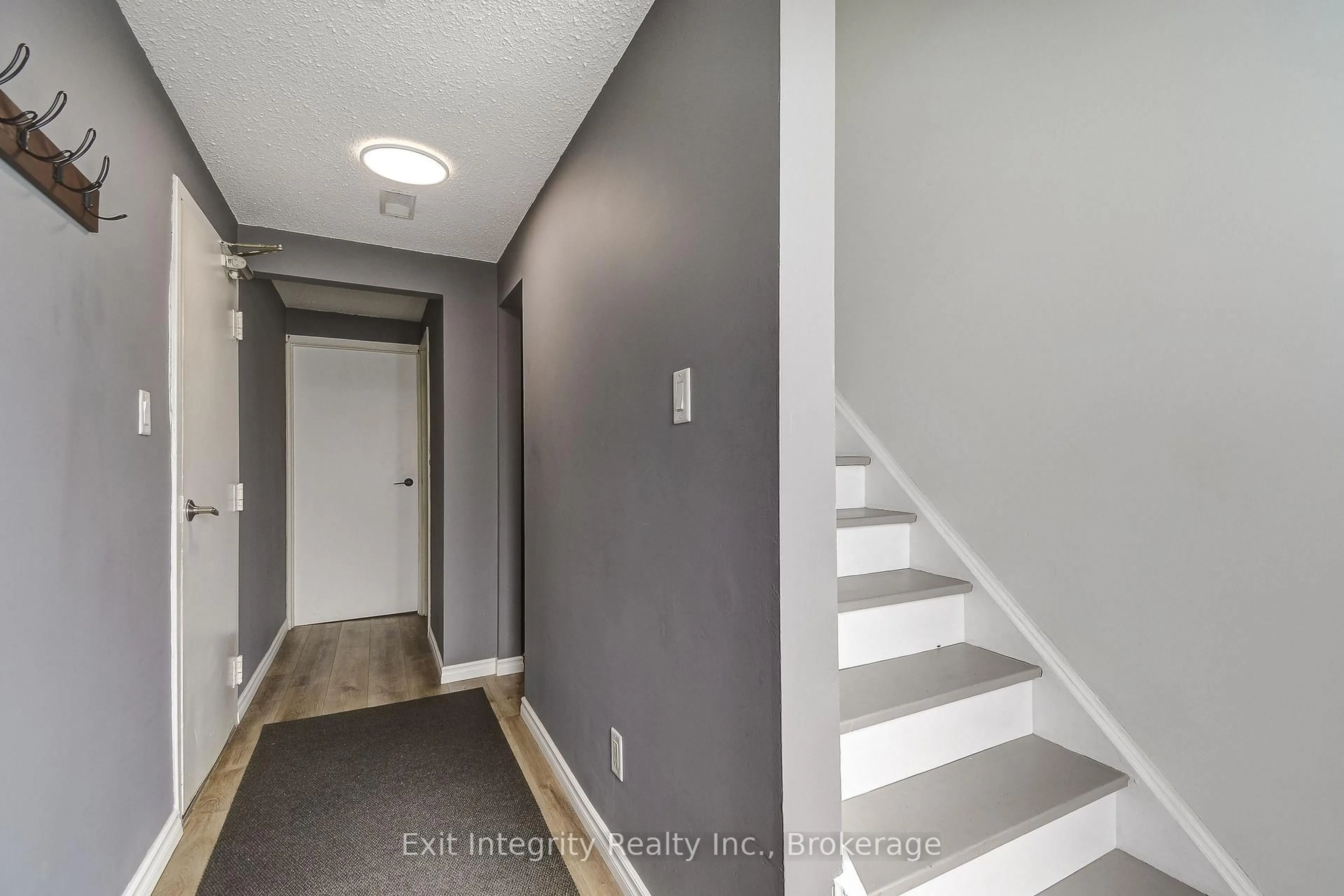 Indoor entryway for 135 (18) Chalmers St, Cambridge Ontario N1R 6M2