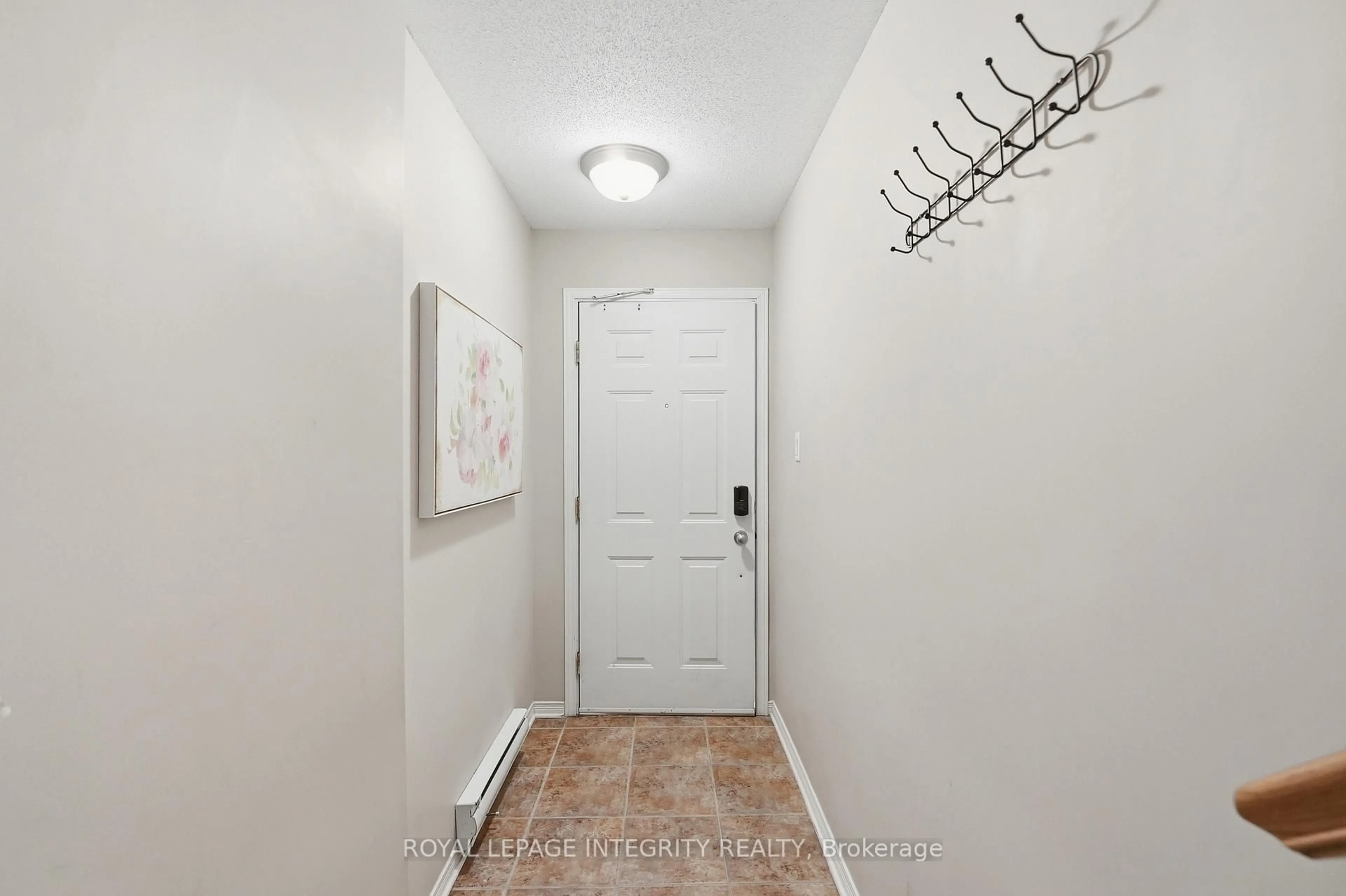 Indoor entryway for 642 Reardon Private #11, Ottawa Ontario K1V 2K8