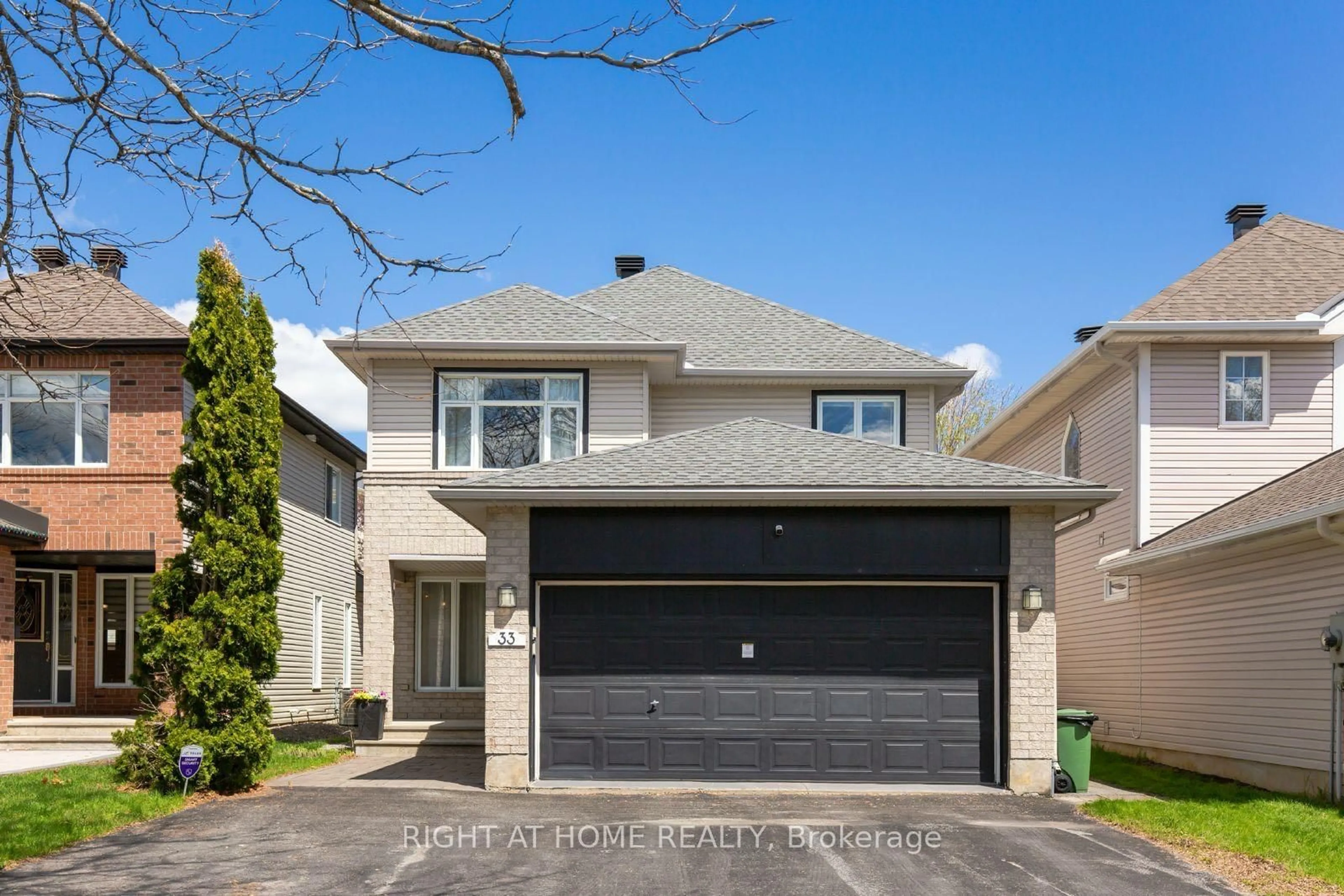 Home with vinyl exterior material, street for 33 SPUR Ave, Ottawa Ontario K2M 2R9