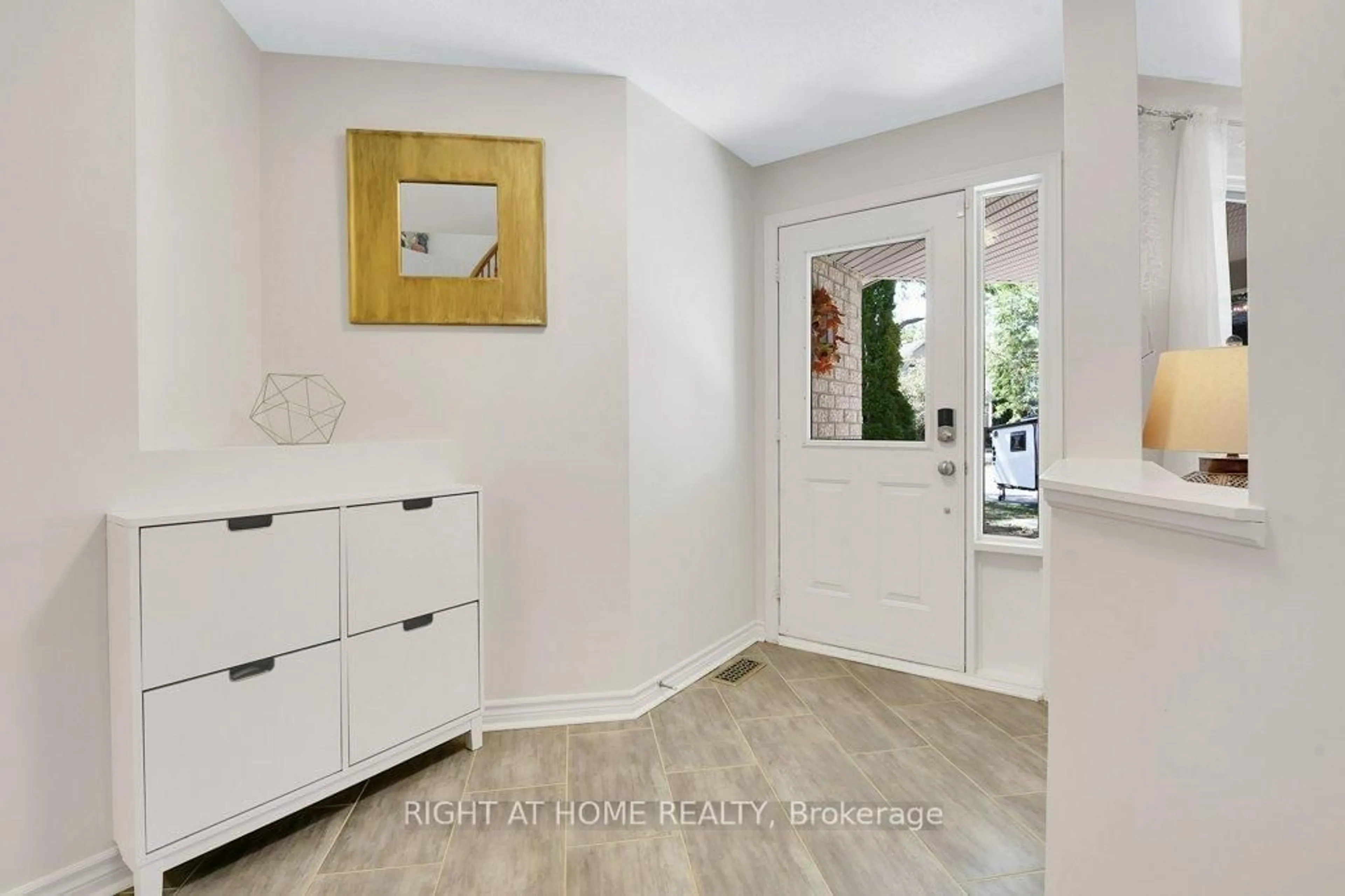 Indoor entryway for 33 SPUR Ave, Ottawa Ontario K2M 2R9