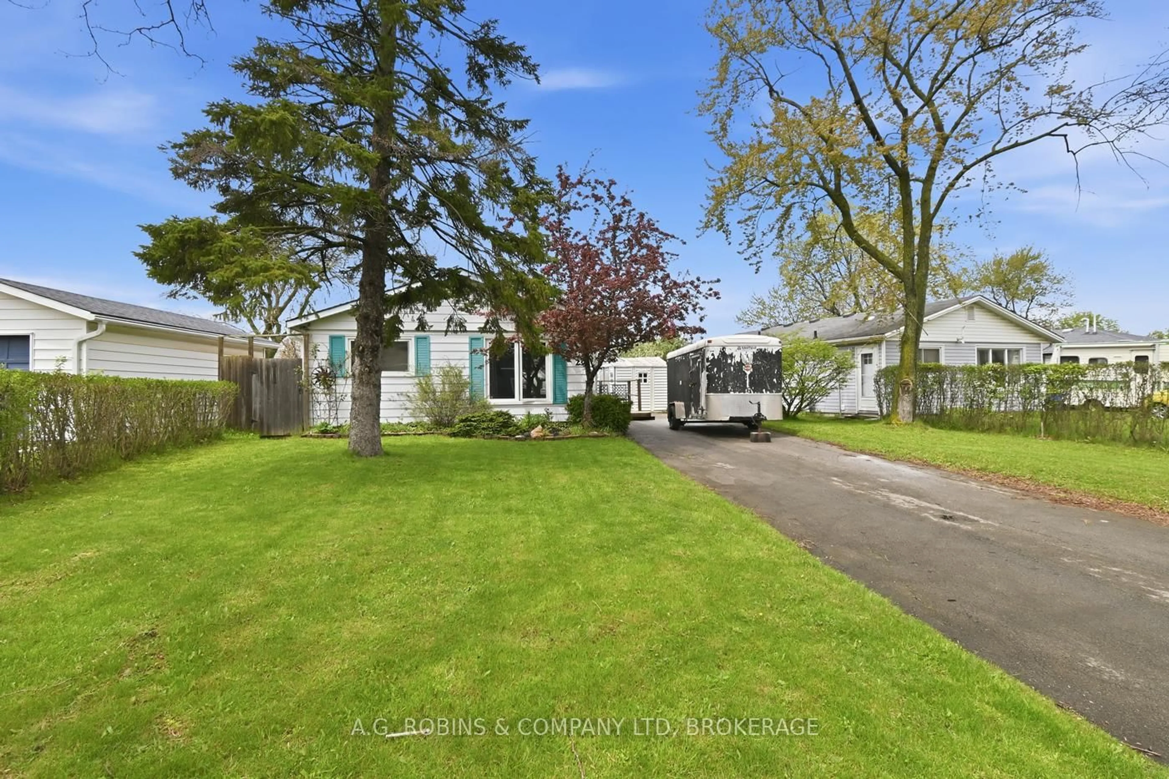 A pic from outside/outdoor area/front of a property/back of a property/a pic from drone, street for 29 Lanark Cres, St. Catharines Ontario L2M 6E1