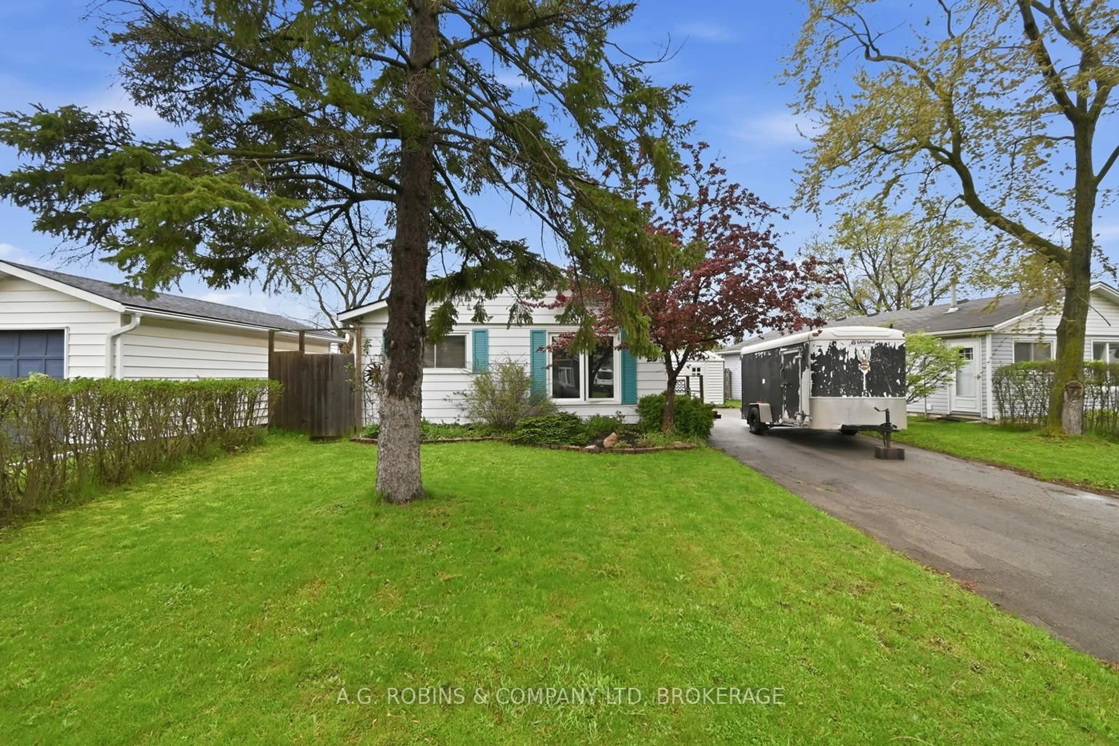 Home with vinyl exterior material, street for 29 Lanark Cres, St. Catharines Ontario L2M 6E1
