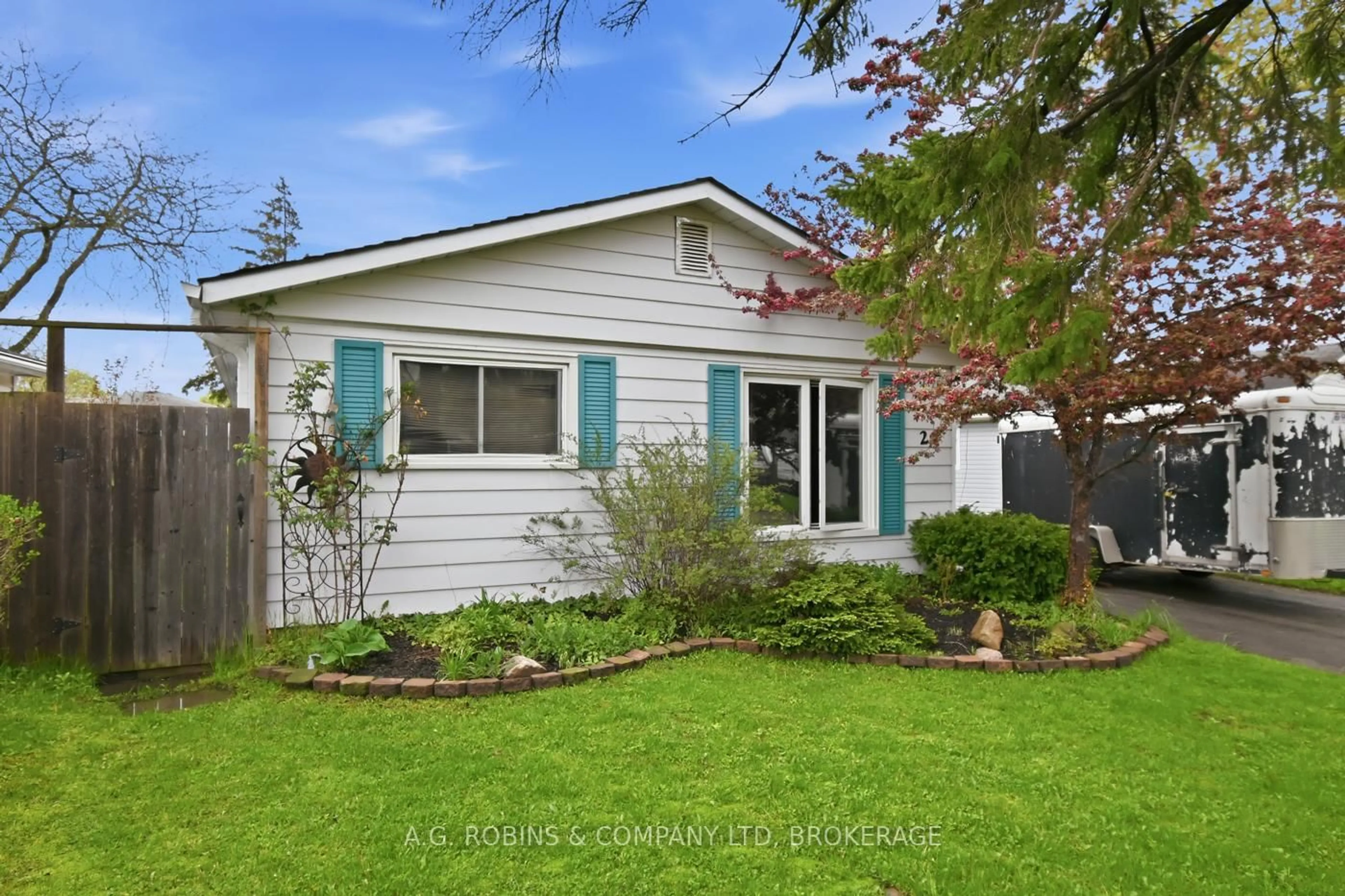 Home with vinyl exterior material, street for 29 Lanark Cres, St. Catharines Ontario L2M 6E1