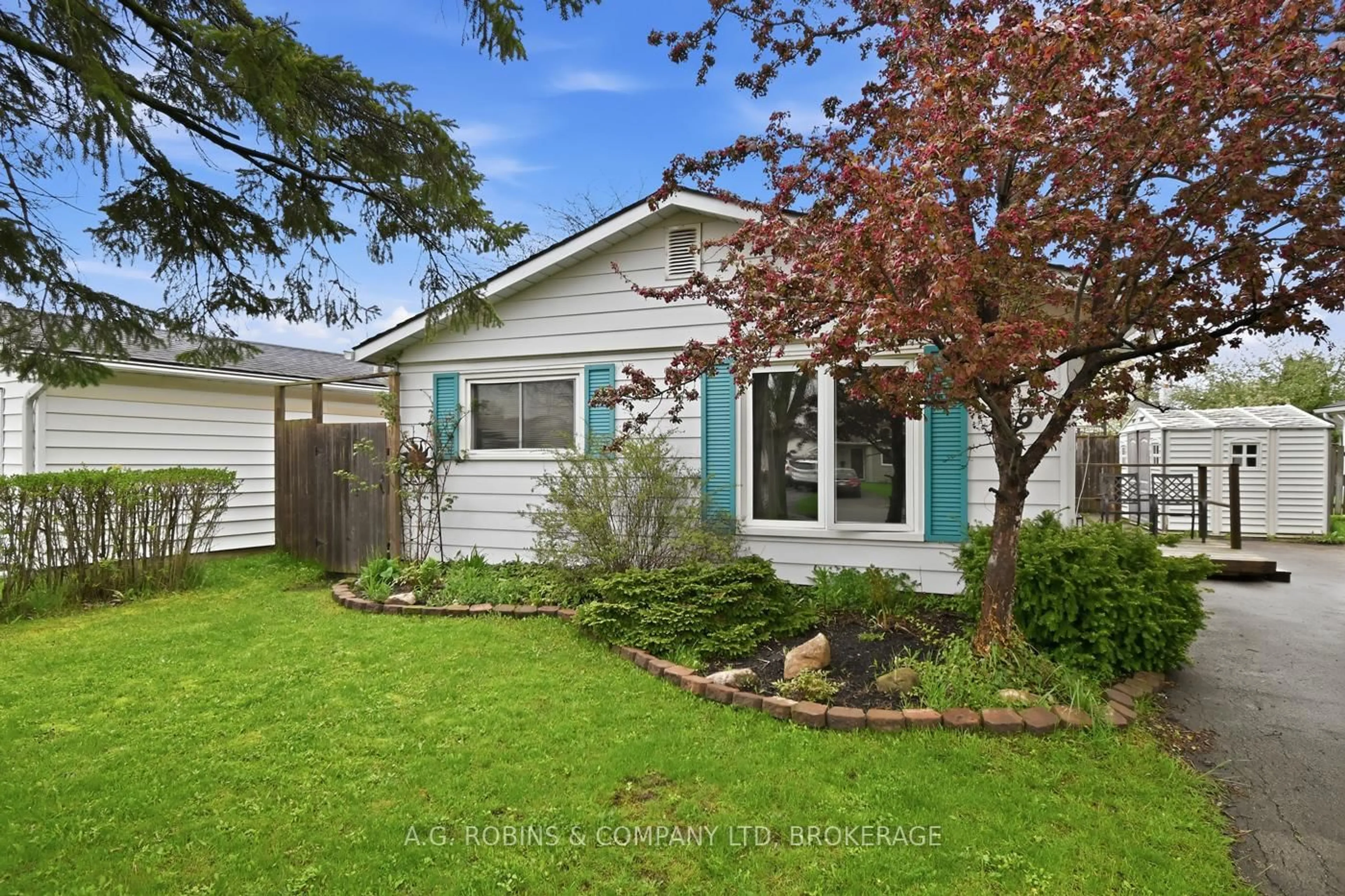 Home with vinyl exterior material, street for 29 Lanark Cres, St. Catharines Ontario L2M 6E1