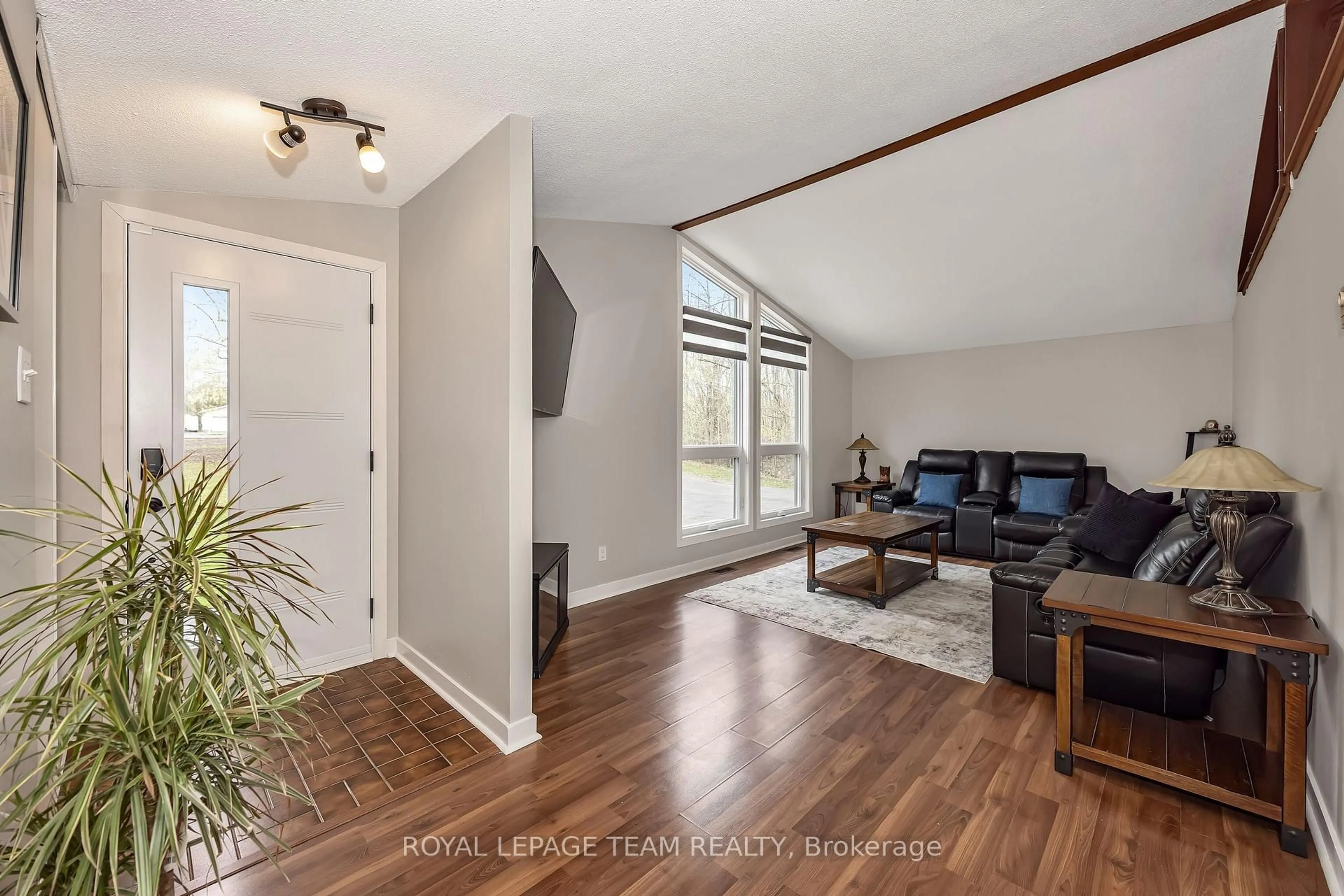 Living room with furniture, wood/laminate floor for 315 Felton Cres, Russell Ontario K4R 1E5