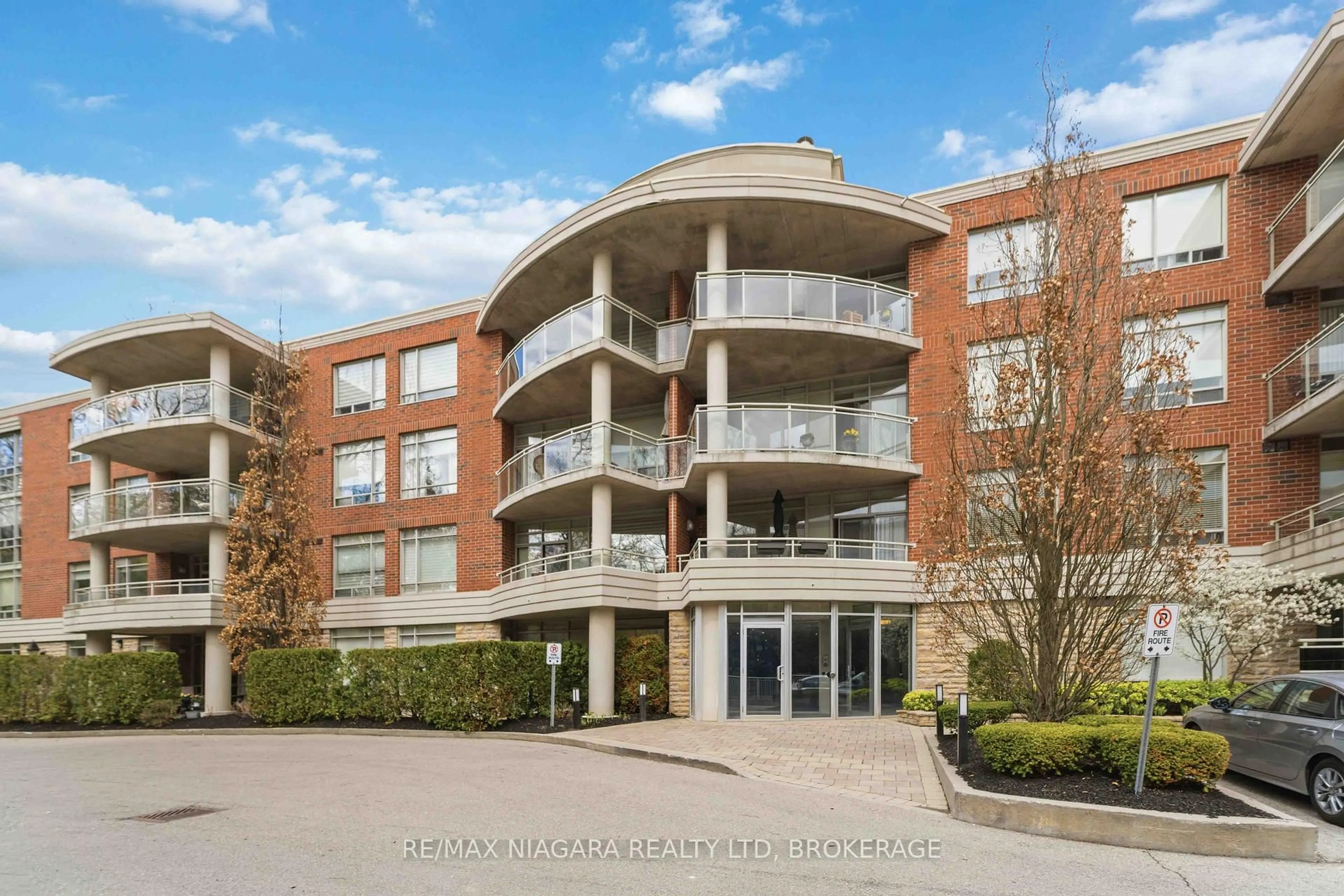 A pic from outside/outdoor area/front of a property/back of a property/a pic from drone, building for 125 Wilson St #107, Hamilton Ontario L9G 0B3