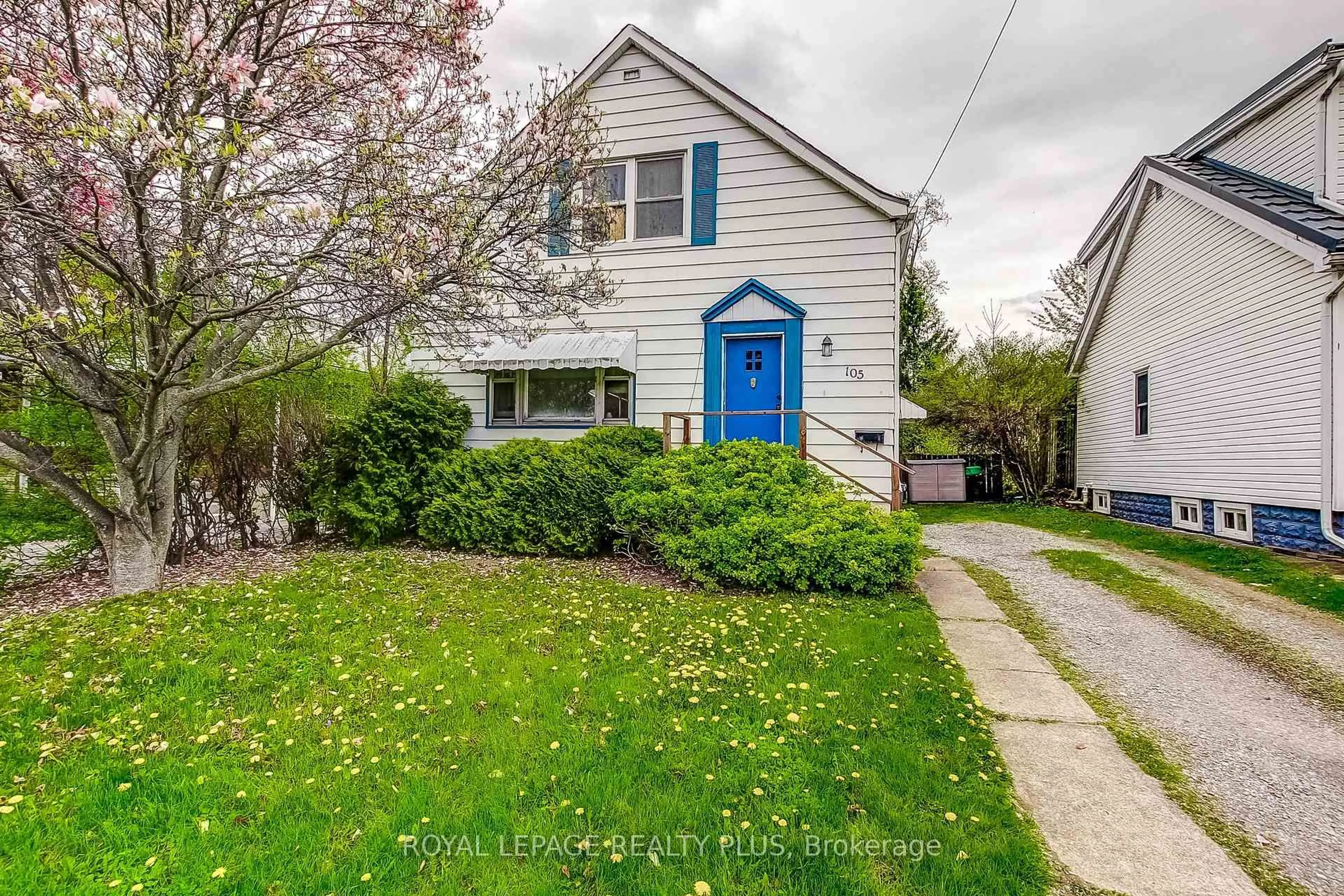 Home with vinyl exterior material, street for 105 Hillview St, Hamilton Ontario L8S 2Z4