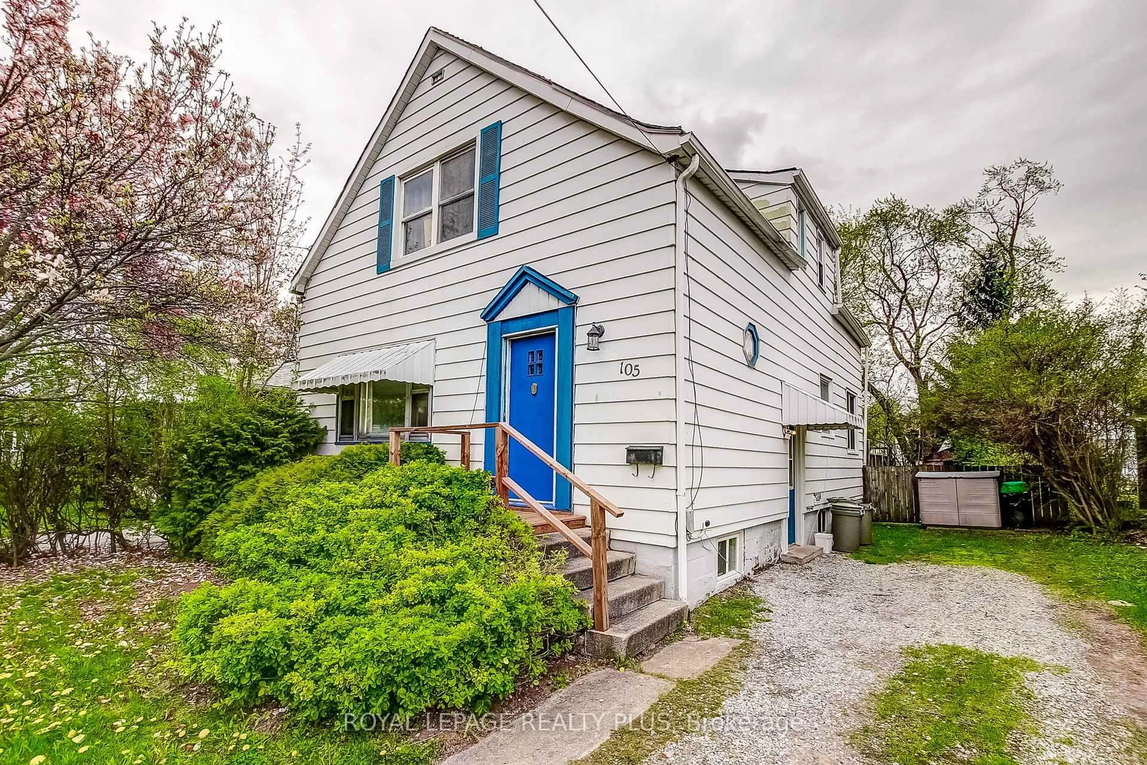 Home with vinyl exterior material, street for 105 Hillview St, Hamilton Ontario L8S 2Z4