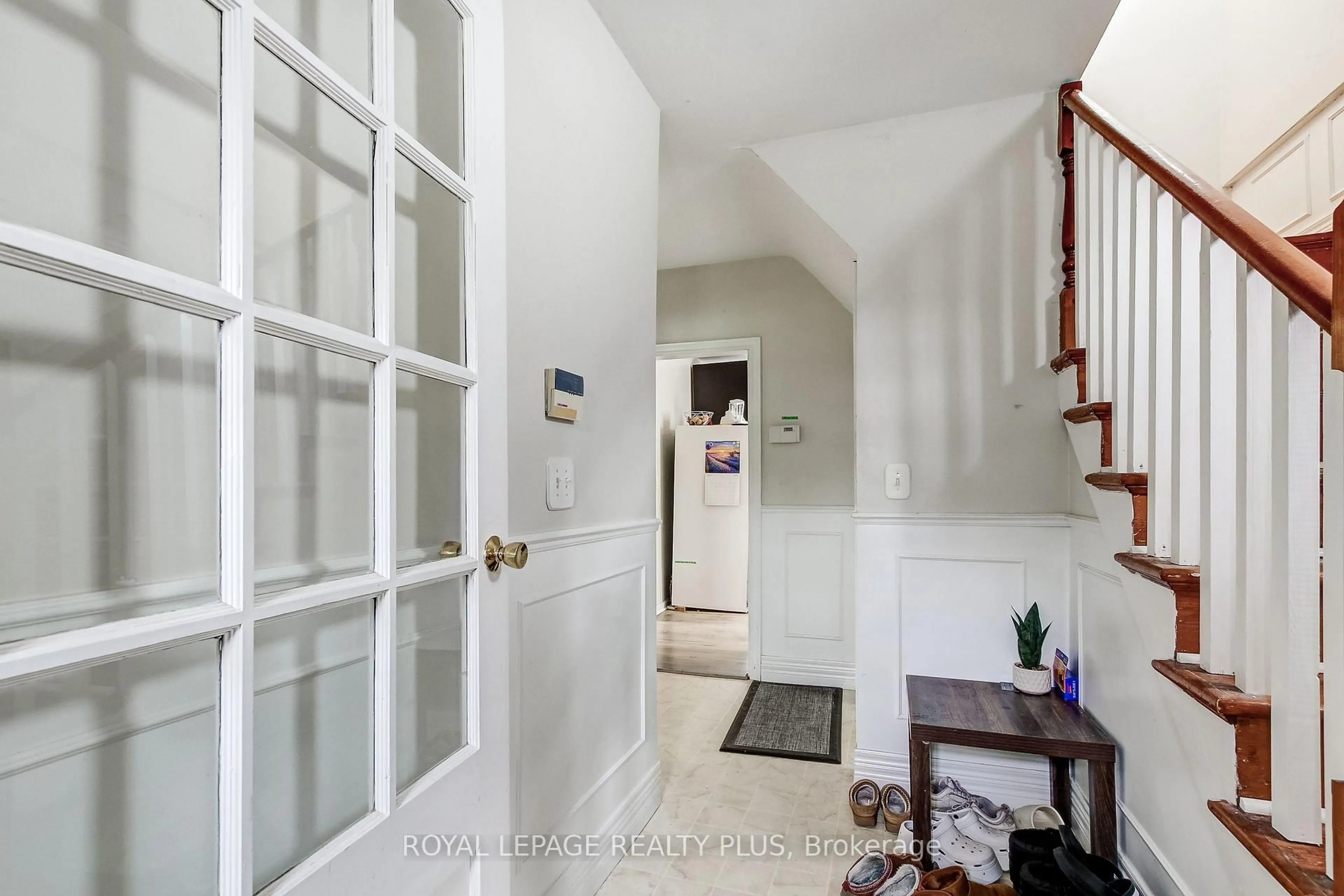 Indoor entryway for 105 Hillview St, Hamilton Ontario L8S 2Z4