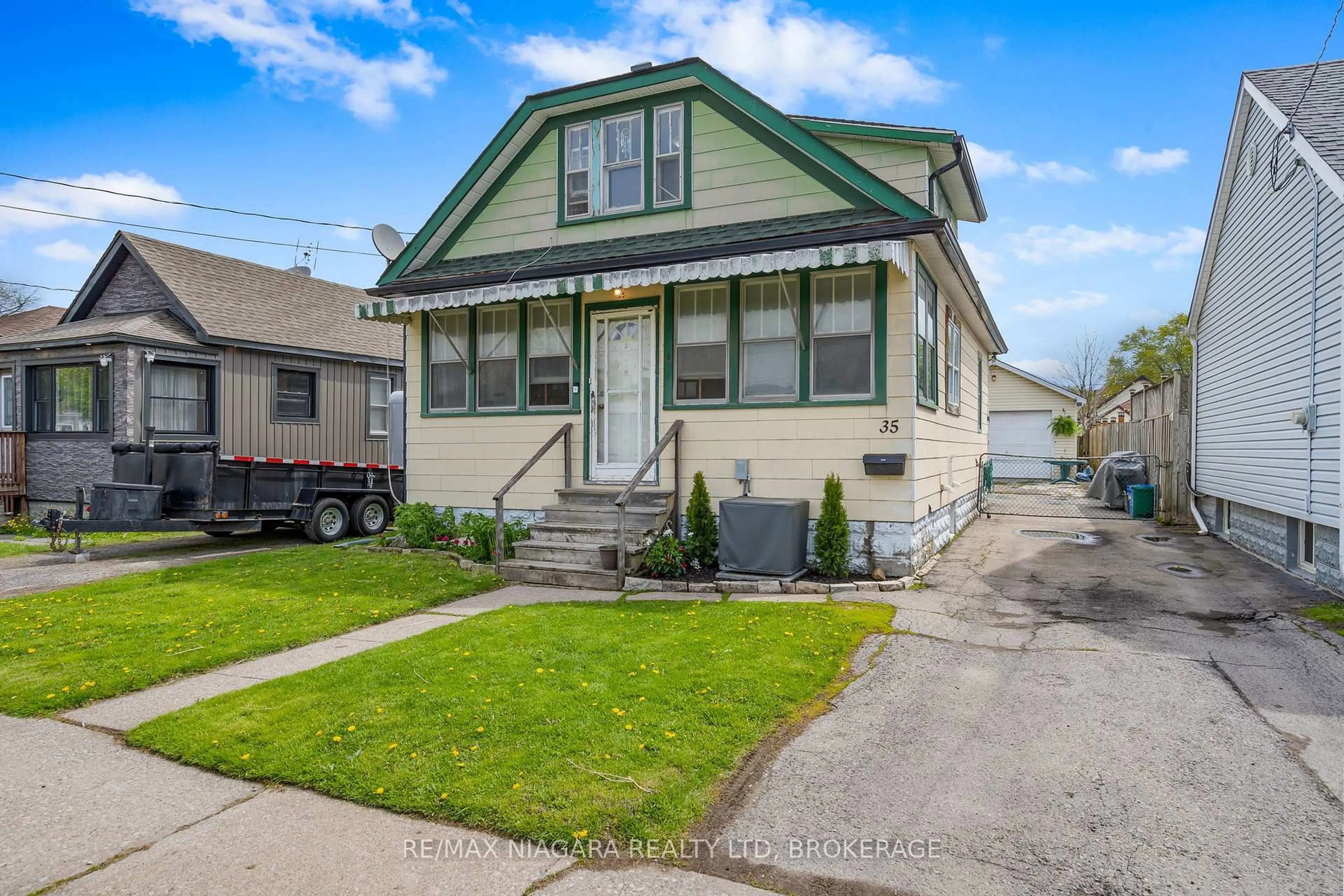Home with vinyl exterior material, street for 35 Deere St, Welland Ontario L3B 2L7