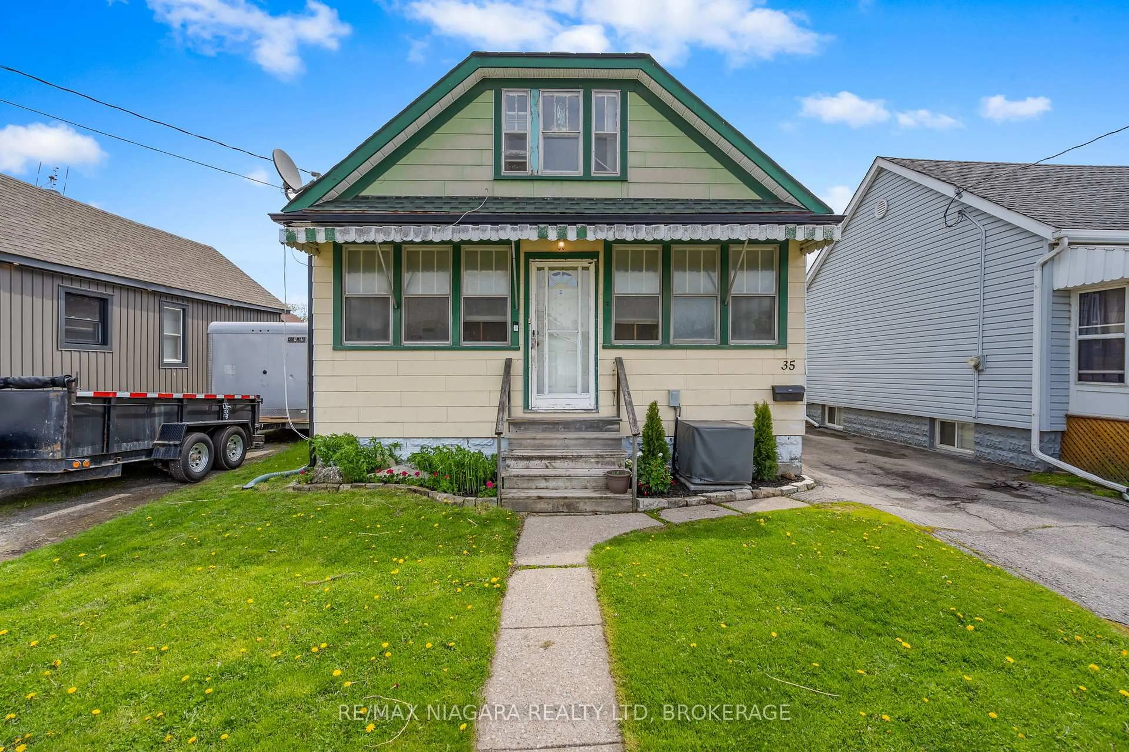 Home with vinyl exterior material, street for 35 Deere St, Welland Ontario L3B 2L7