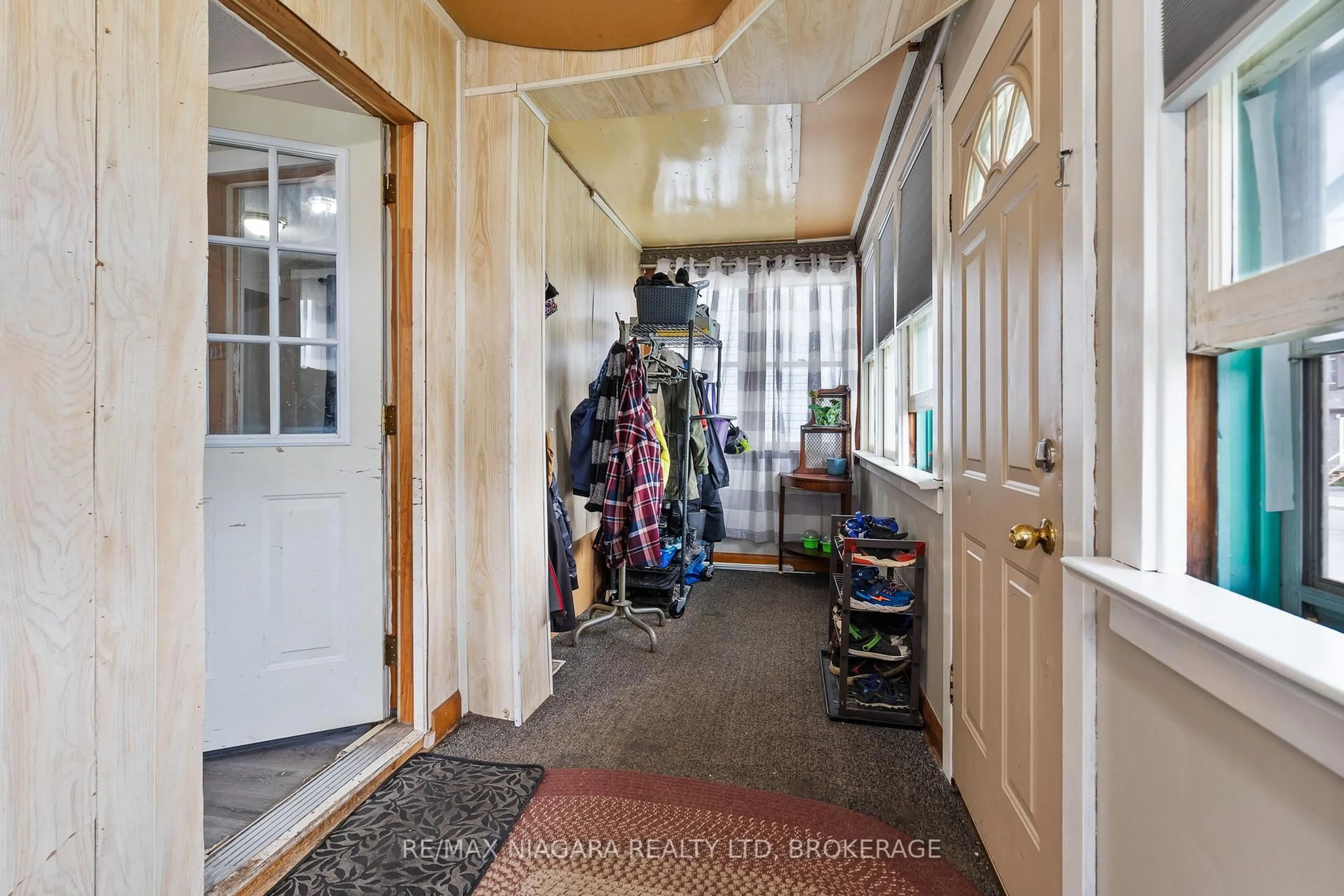 Indoor entryway for 35 Deere St, Welland Ontario L3B 2L7