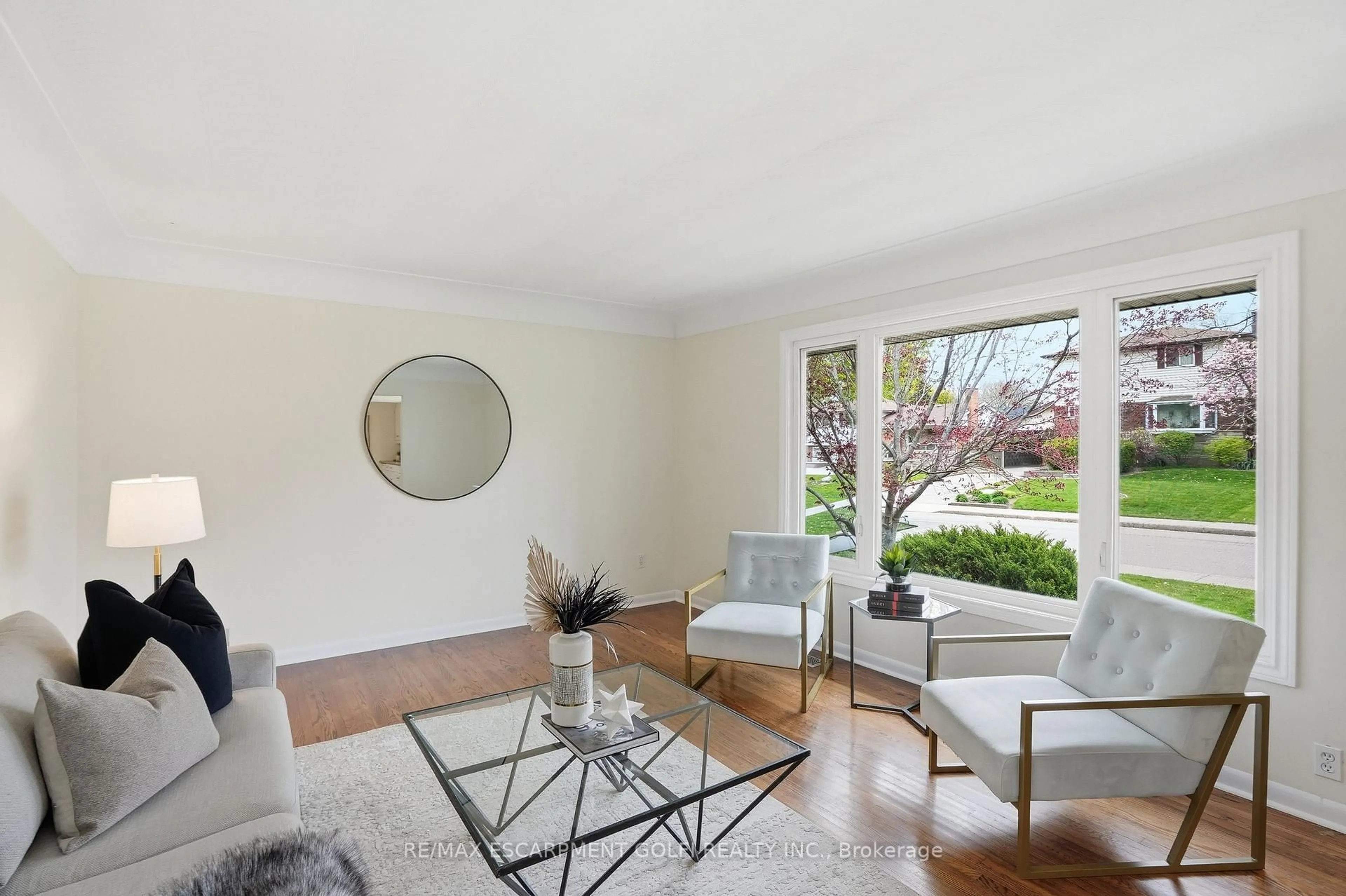 Living room with furniture, unknown for 150 West 28th St, Hamilton Ontario L9C 5B2