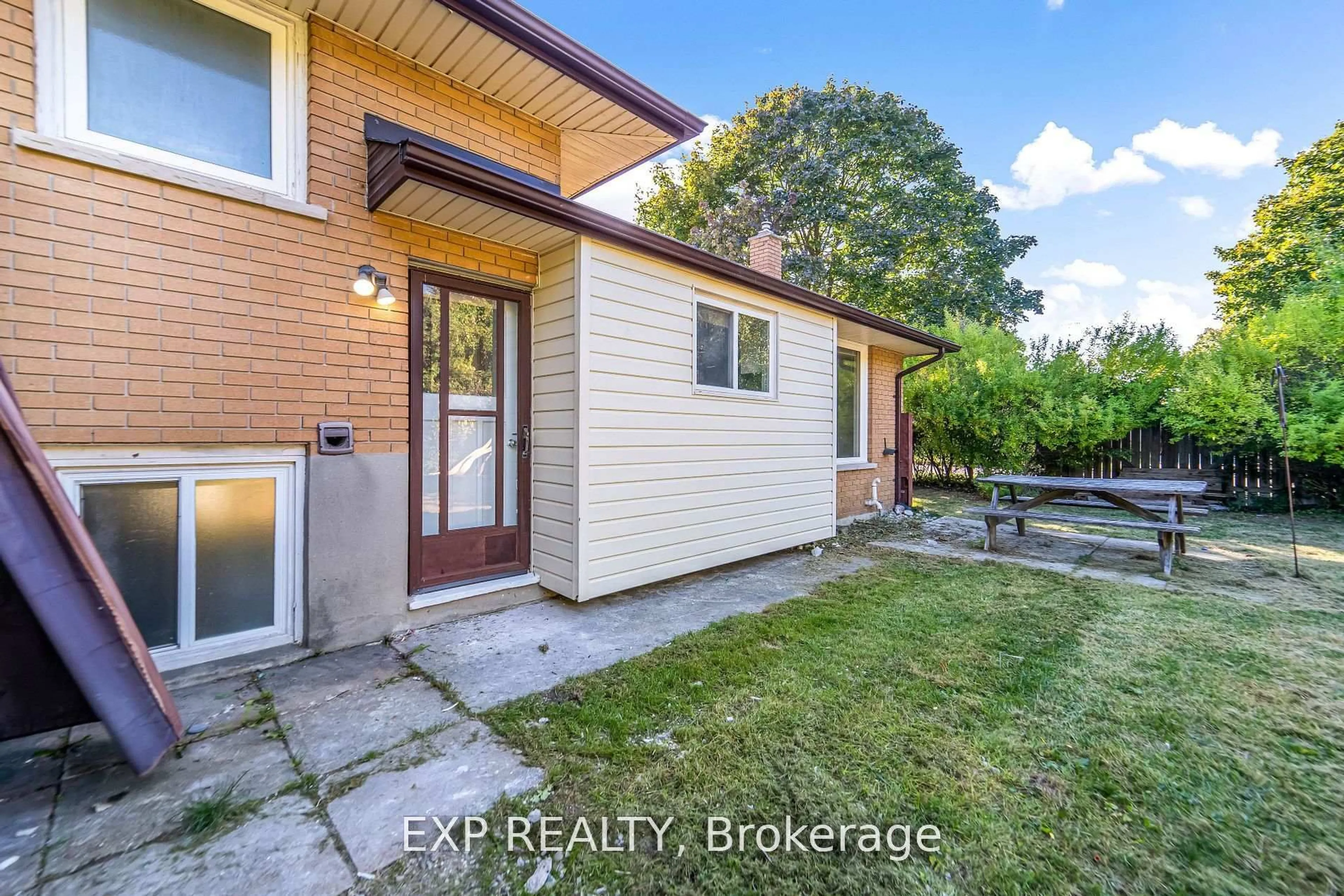 A pic from outside/outdoor area/front of a property/back of a property/a pic from drone, street for 1487 Beckworth Ave, London East Ontario N5V 2K8